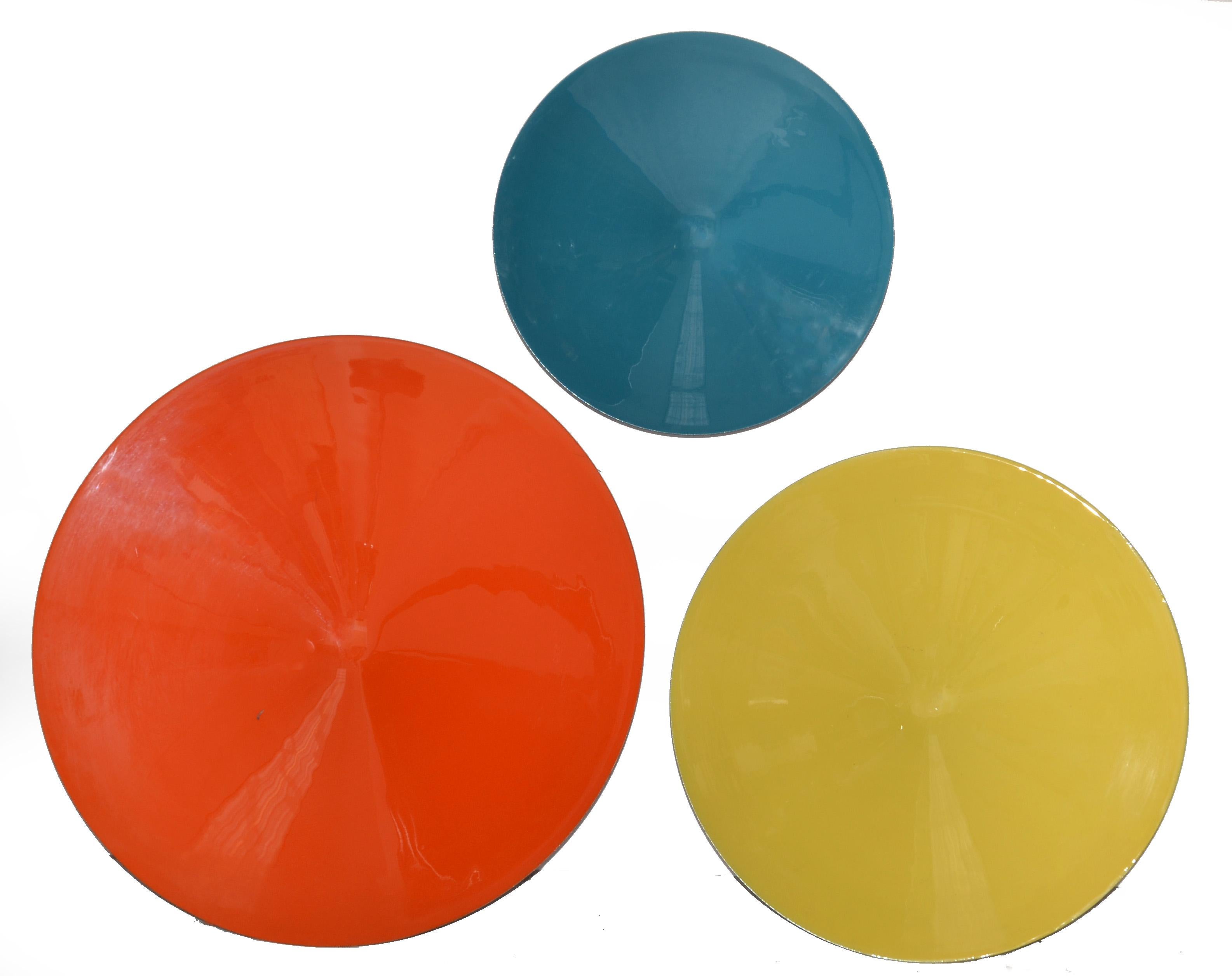 Set 3 Metall Emaille Wanddekoration Skulpturen Teller in Blau Gelb Orange Farbe im Angebot 1