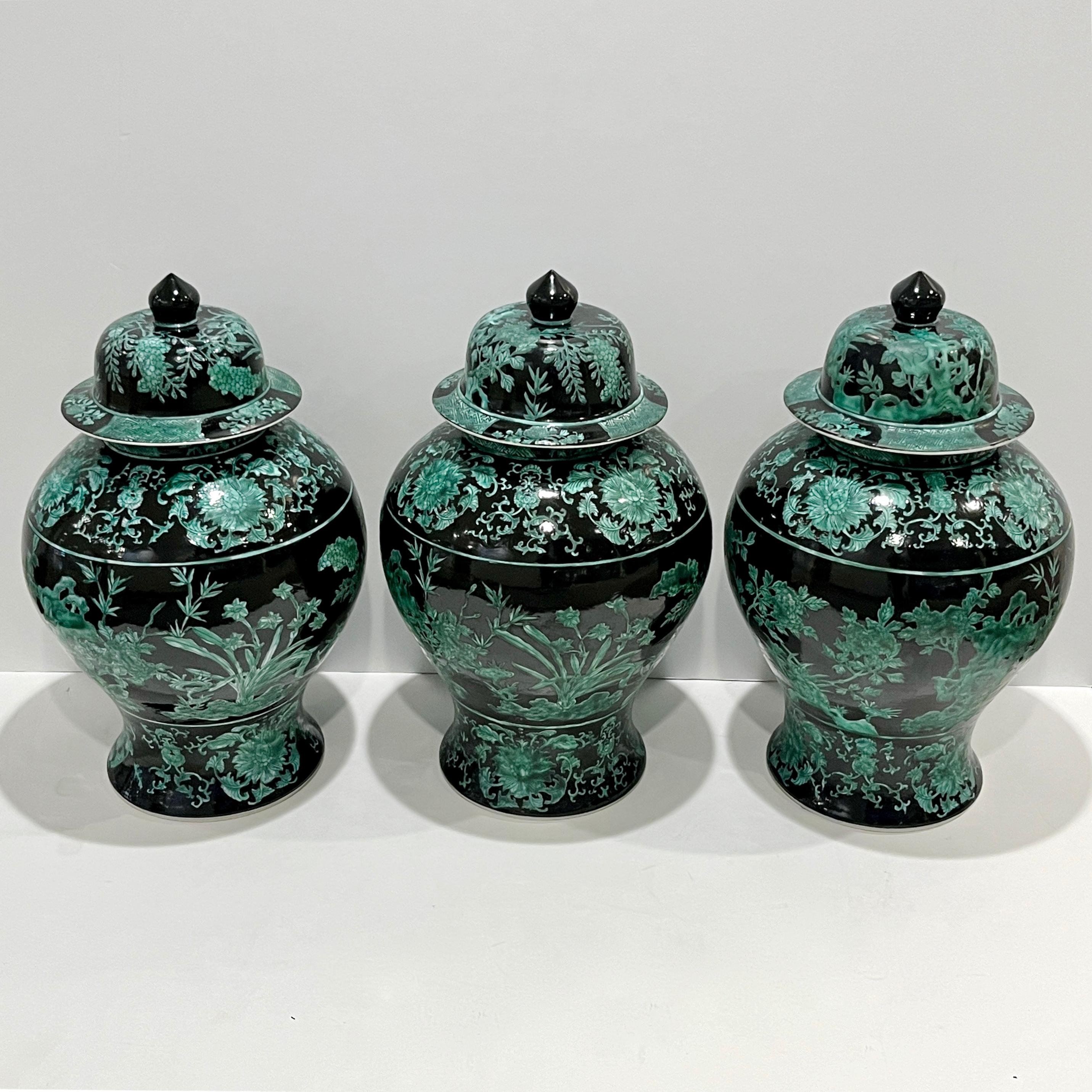 Juego de 3 jarras altas de balaustre verde negro de exportación china de mediados del siglo XX con tapa en venta 2