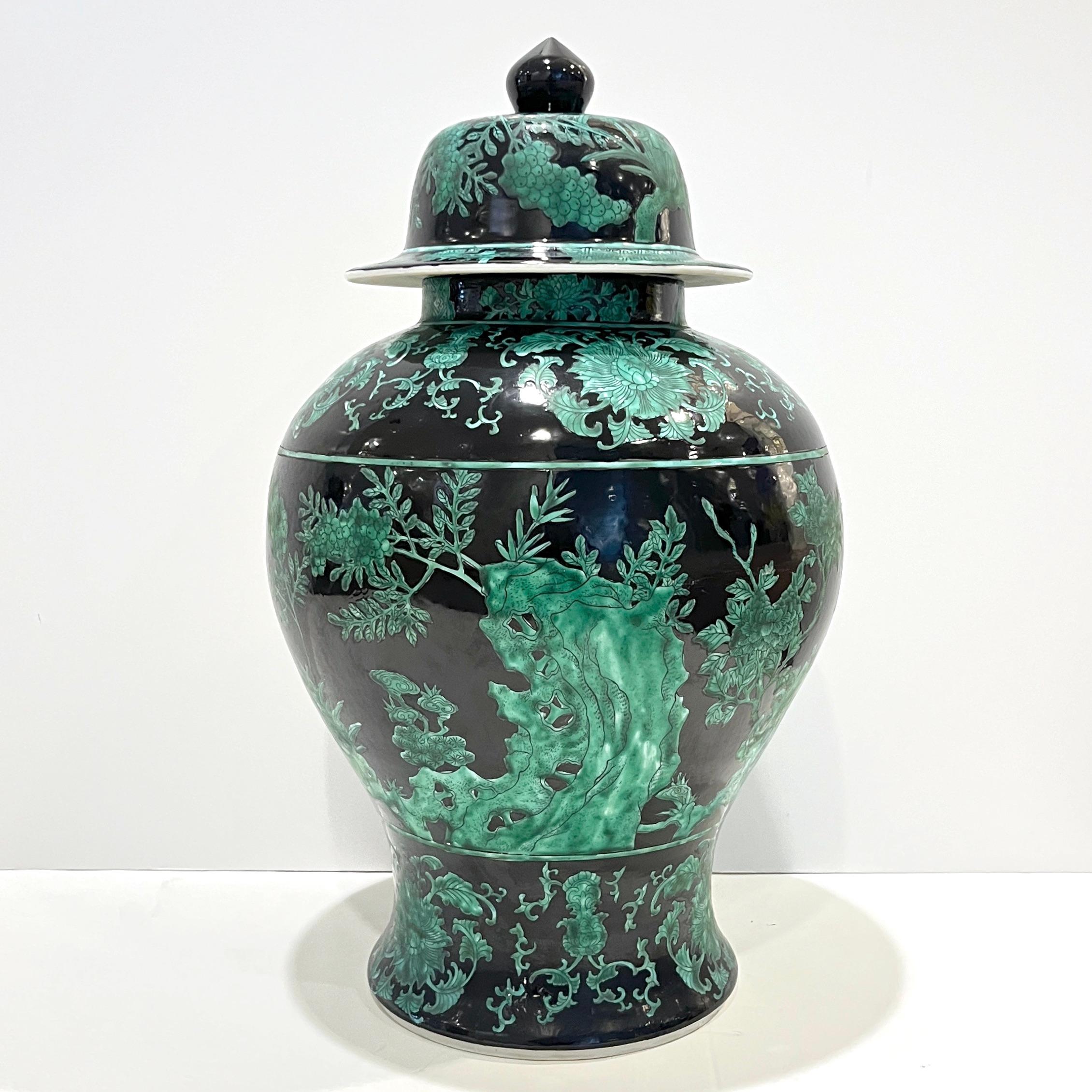 Juego de 3 jarras altas de balaustre verde negro de exportación china de mediados del siglo XX con tapa en venta 3