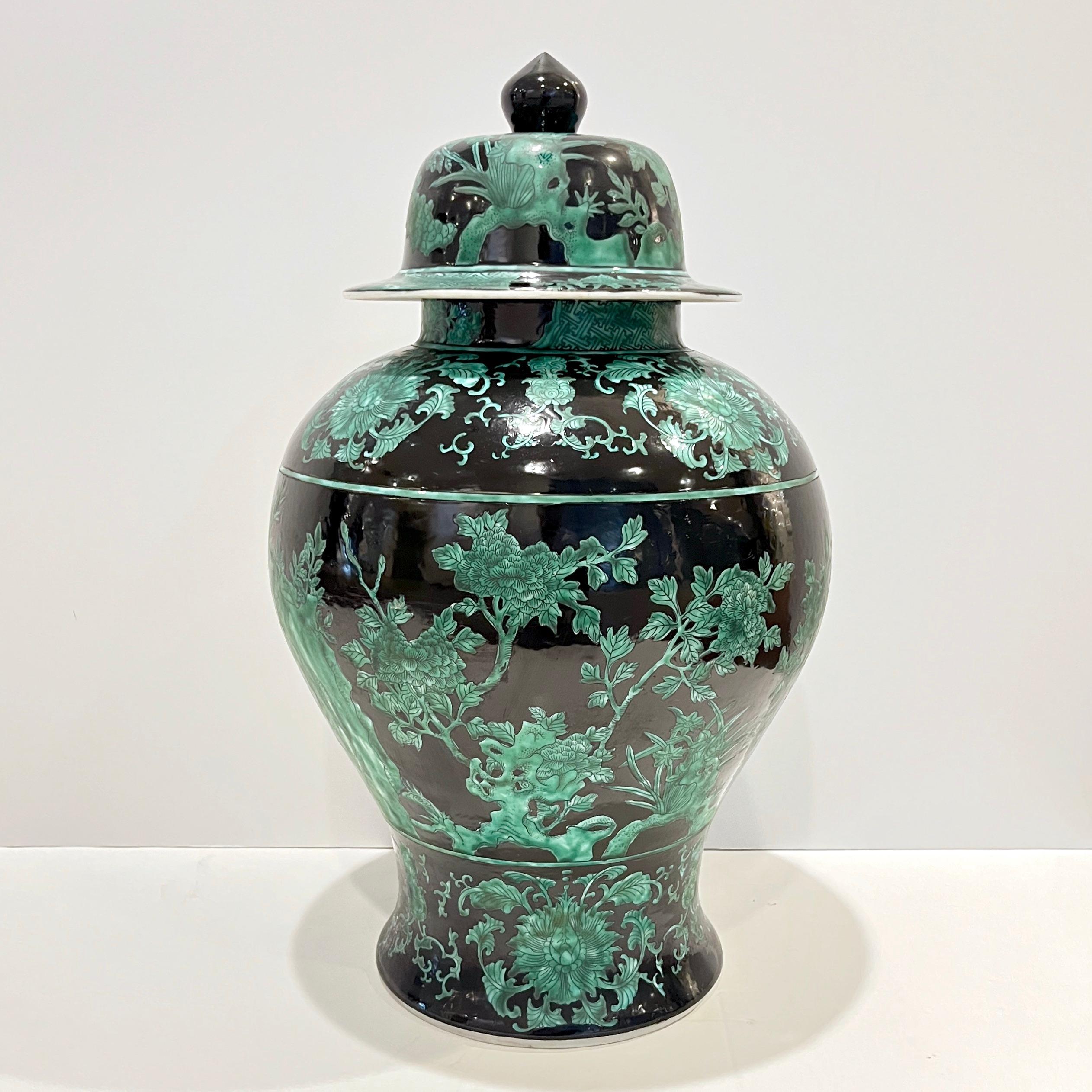 Juego de 3 jarras altas de balaustre verde negro de exportación china de mediados del siglo XX con tapa en venta 4