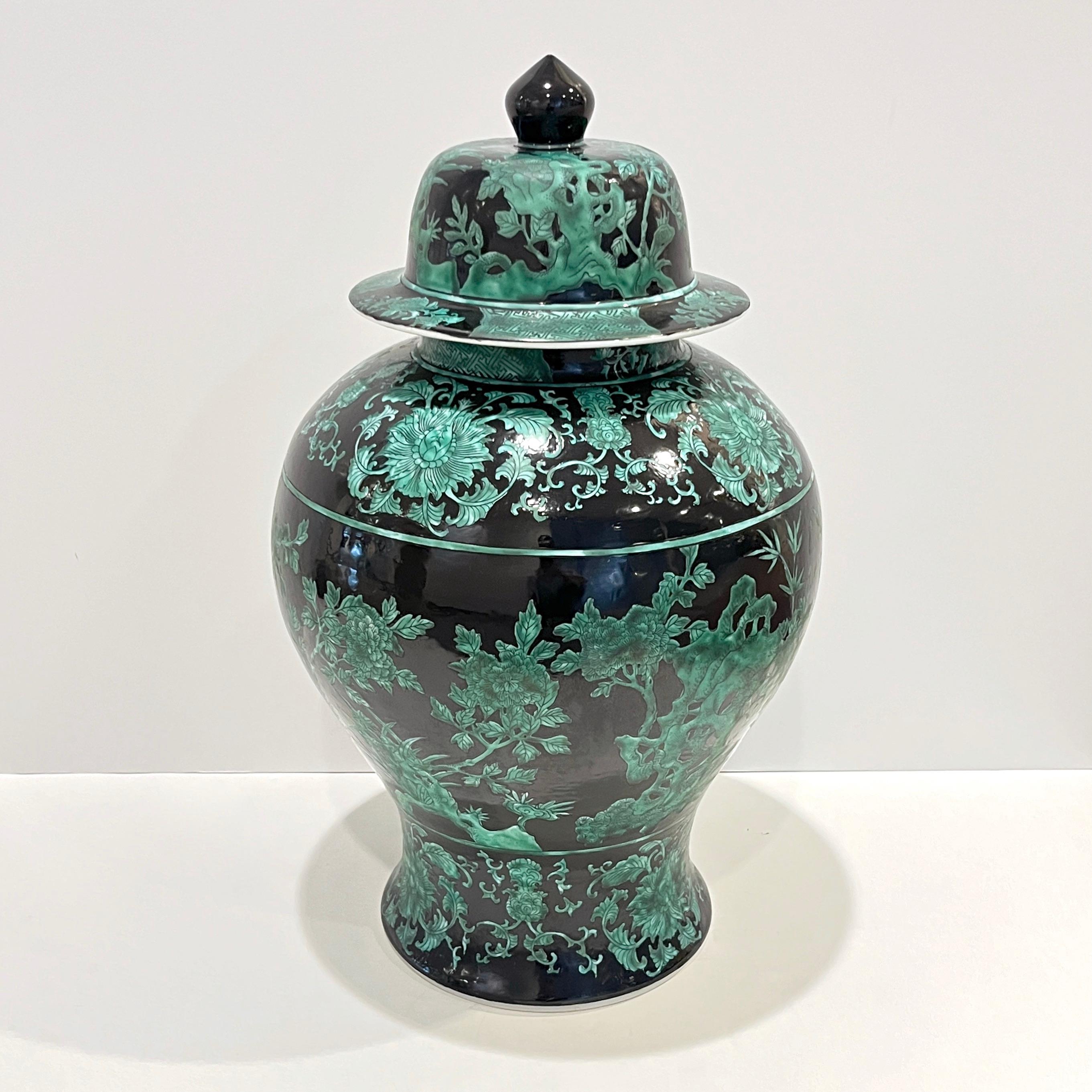 Juego de 3 jarras altas de balaustre verde negro de exportación china de mediados del siglo XX con tapa en venta 5