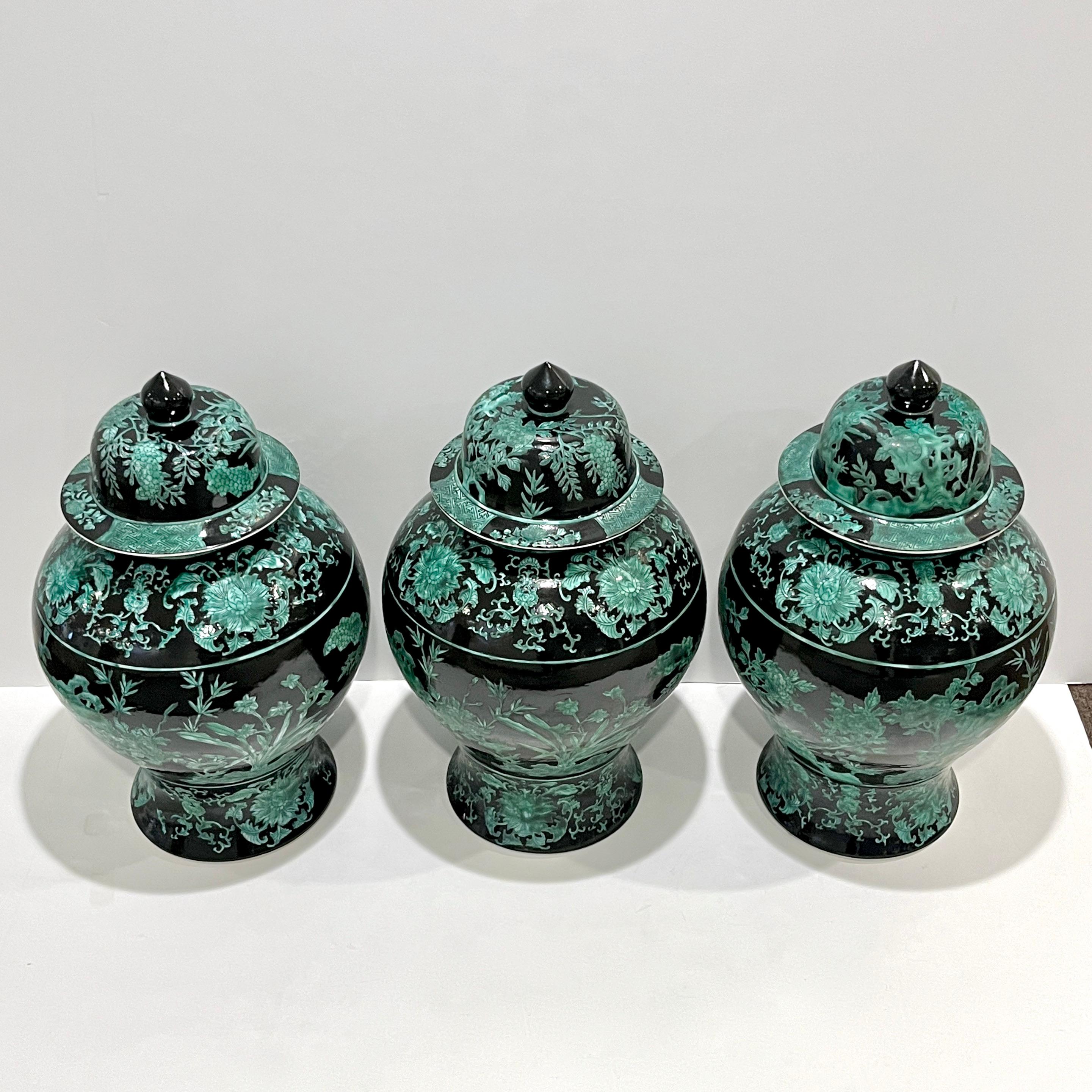 Monumental conjunto de 3 tarros altos de balaustre con tapa, vintage, de exportación china de mediados del siglo XX, de color negro azabache y lavado verde claro. Estos jarrones redondos decorativos de loza, fabricados totalmente a mano en porcelana