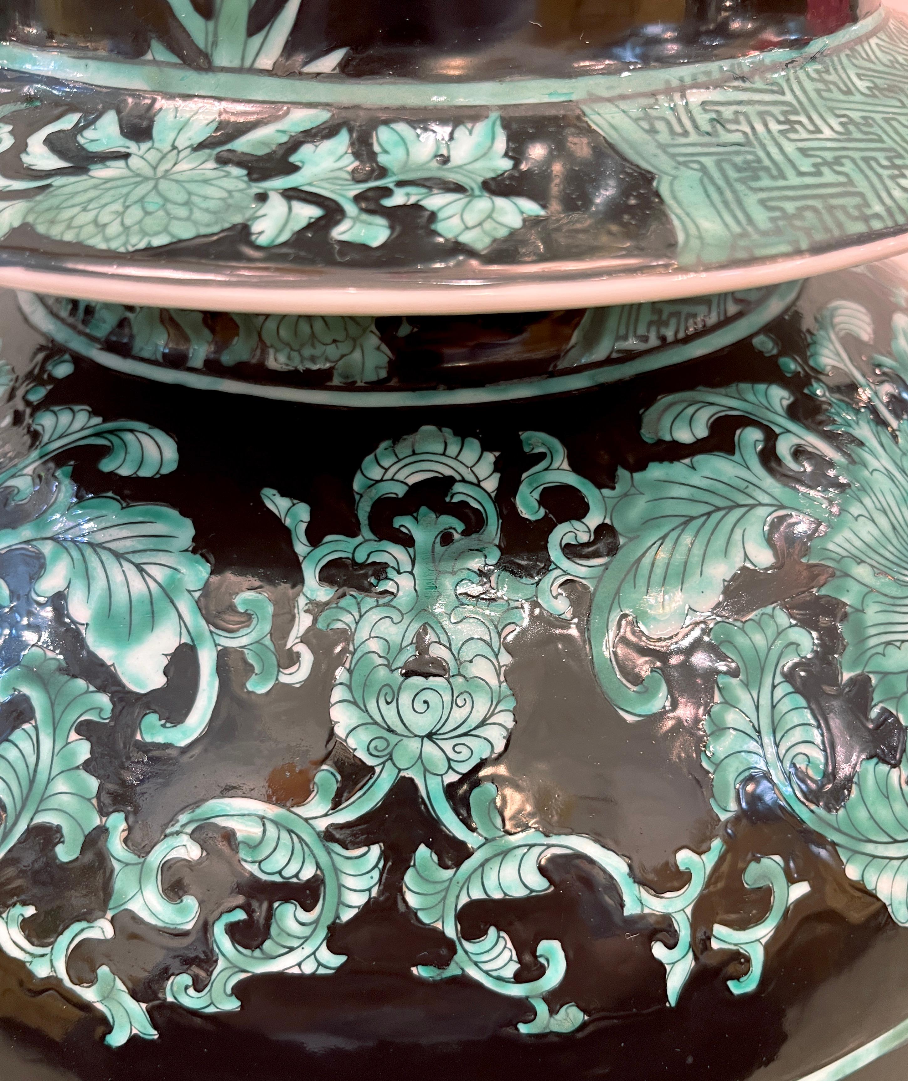 Juego de 3 jarras altas de balaustre verde negro de exportación china de mediados del siglo XX con tapa Chinoiserie en venta