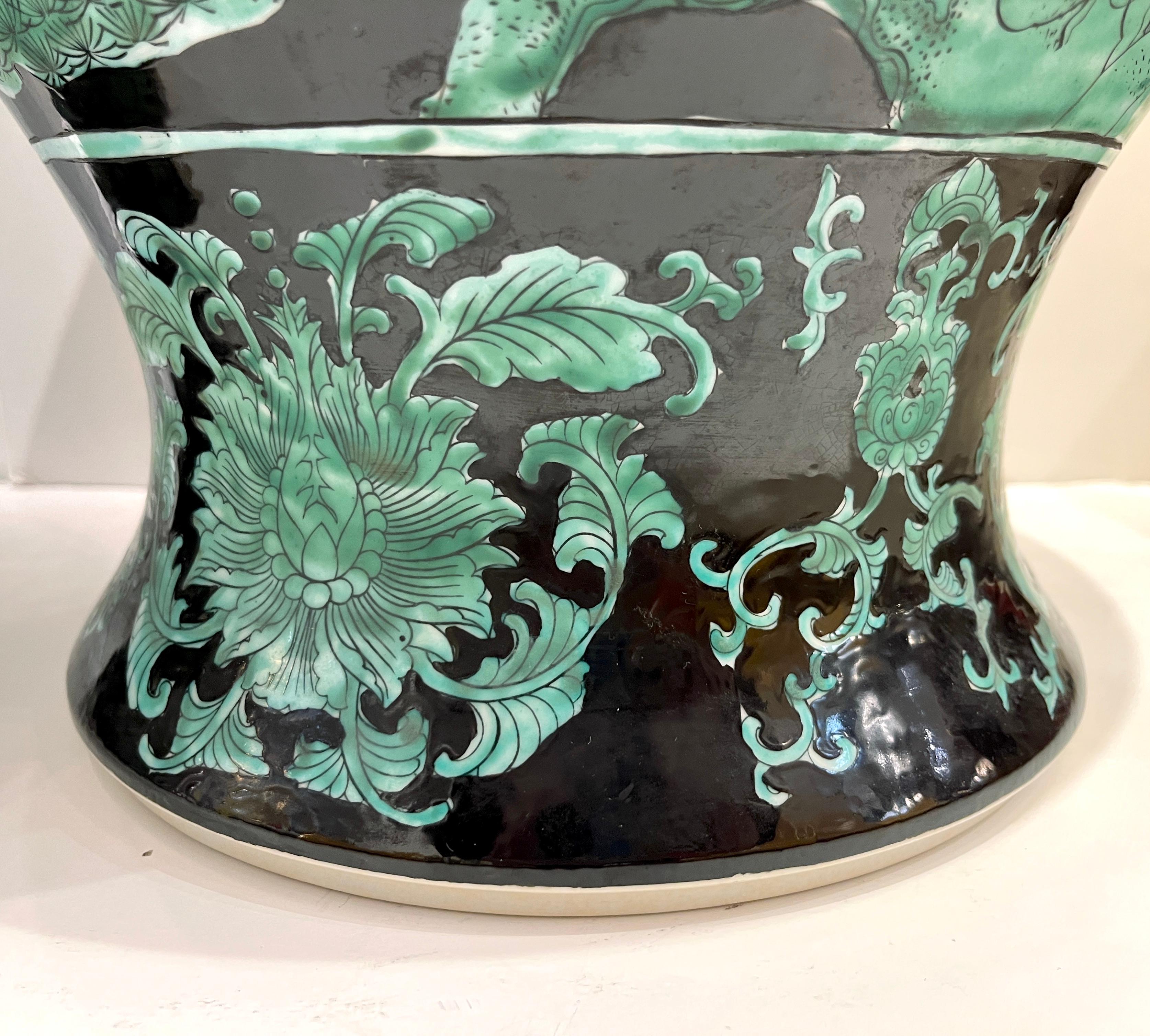 Juego de 3 jarras altas de balaustre verde negro de exportación china de mediados del siglo XX con tapa en Excelente estado para la venta en New York, NY