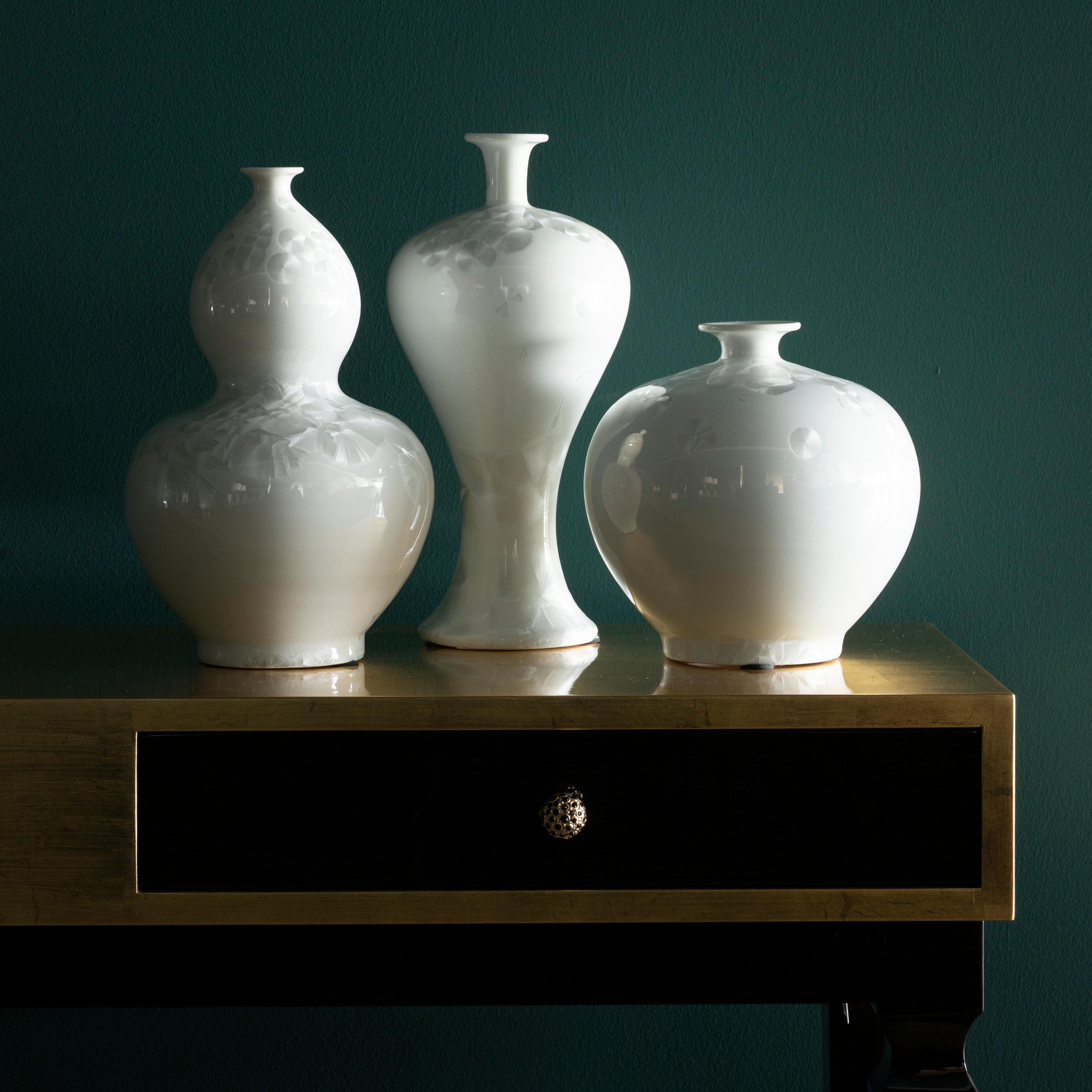Set/3 DiaoChan Porzellanvasen, Lusitanus Home Collection'S von Lusitanus Home.

Echte chinesische Porzellanvase, die nach traditionellen Methoden von Hand hergestellt wird. Wasserdicht. Die Perlmuttoberfläche macht jedes Stück einzigartig. Die