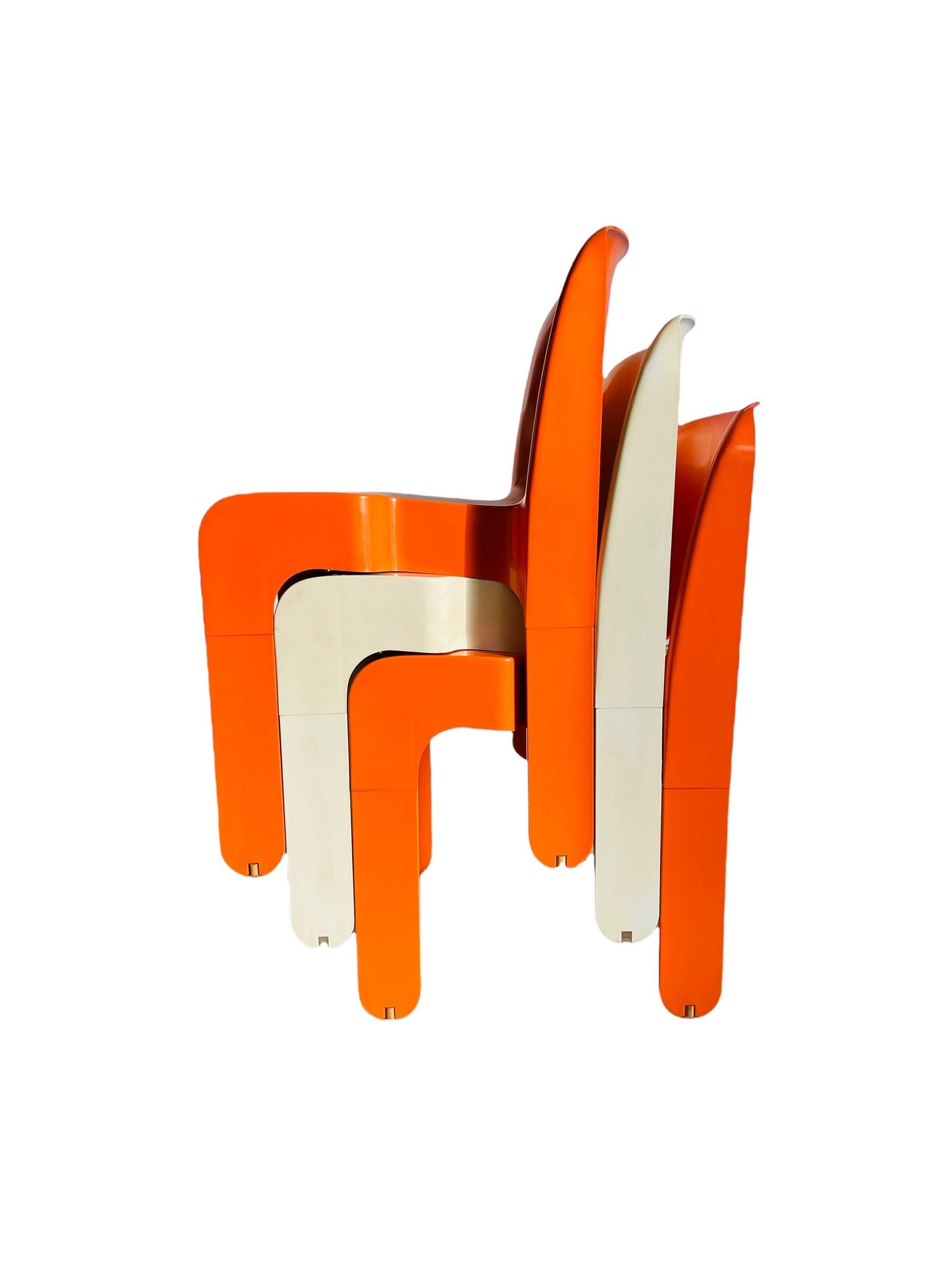 Ensemble de 3 chaises empilables iconiques et colorées de l'ère spatiale, conçues par Joe Colombo pour Kartell vers 1967. Ces chaises élégantes sont empilables et constitueraient une belle addition à n'importe quelle pièce ou table. Les œuvres de