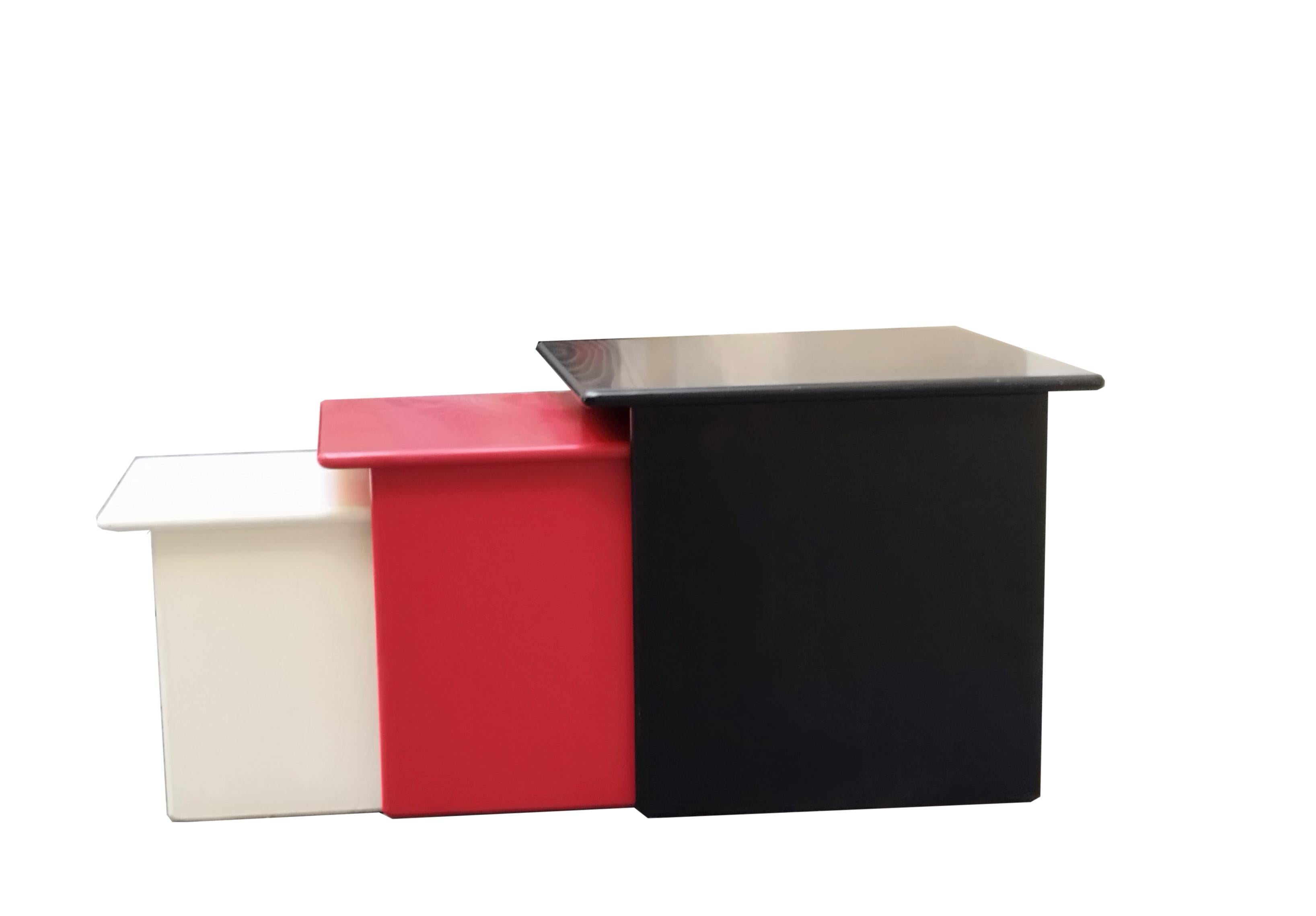 Wonderful set consisting of 3 stackable coffee tables for living room entirely made of lacquered wood, black,red and white. 