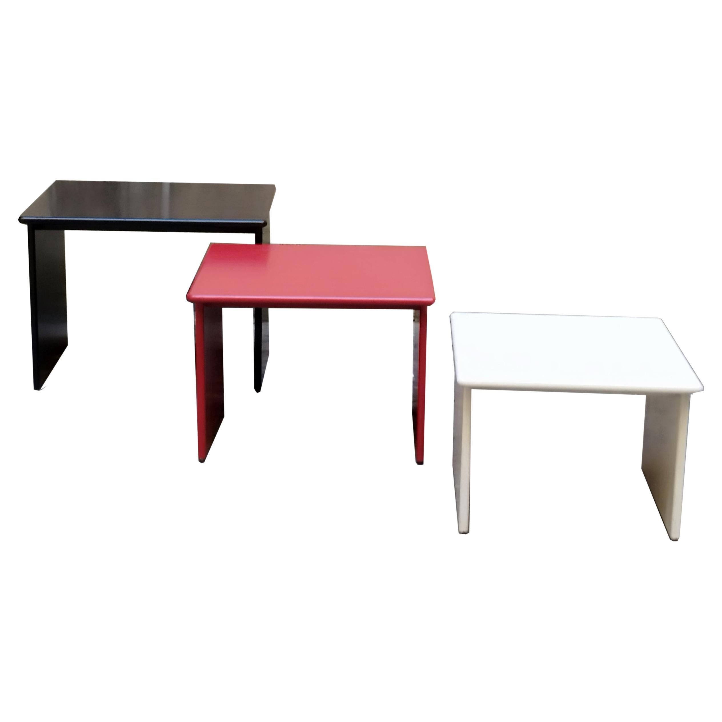 Splendido set composto da 3 tavolini da salotto impilabili interamente in legno laccato, nero, rosso e bianco. 