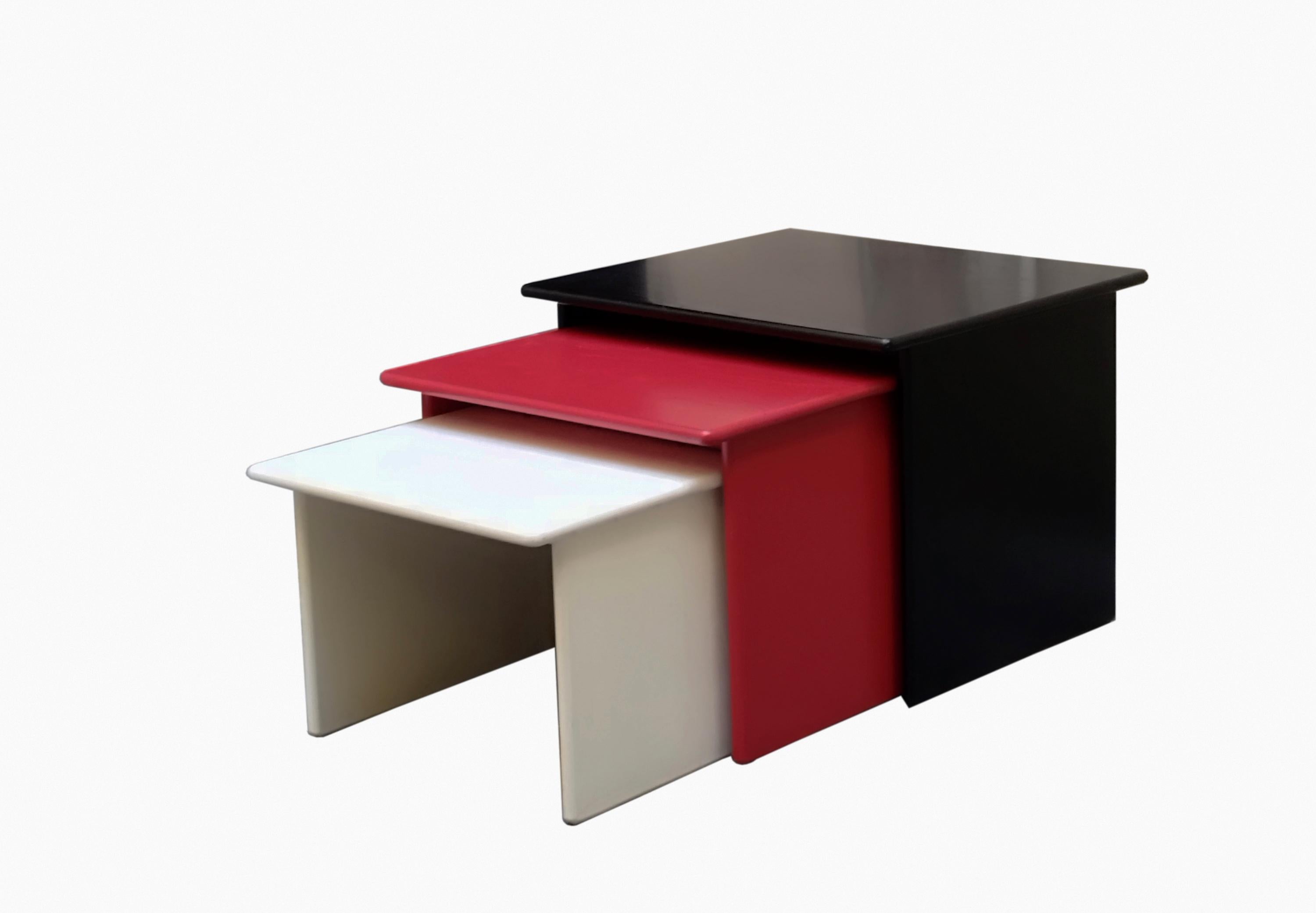 Mid-Century Modern Set 3 Stackable Wood Side Tables, Red, White and Black, italy 1970s For Sale