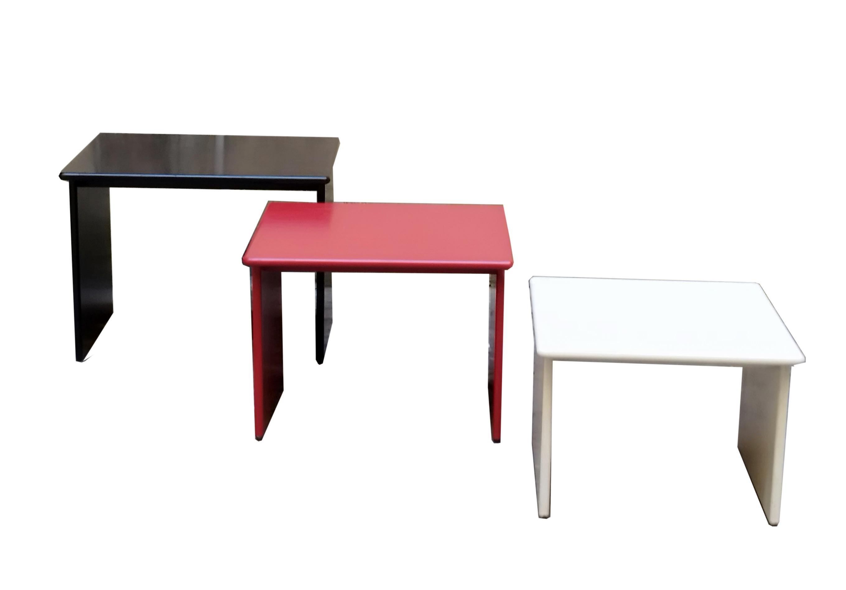 Legno Set 3 tavolini impilabili in Wood, rosso, bianco e nero, italia 1970s in vendita