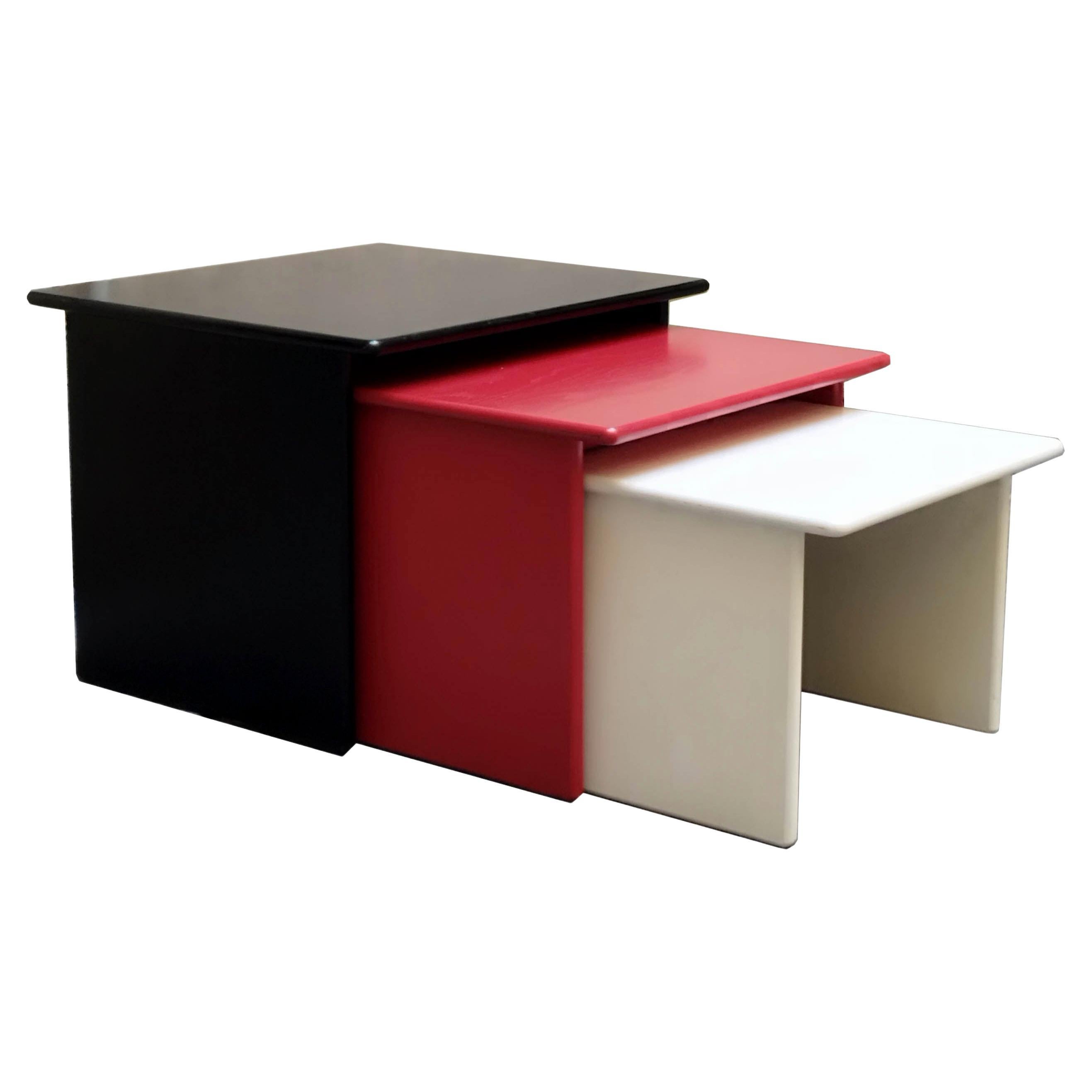 Set 3 tavolini impilabili in Wood, rosso, bianco e nero, italia 1970s in vendita
