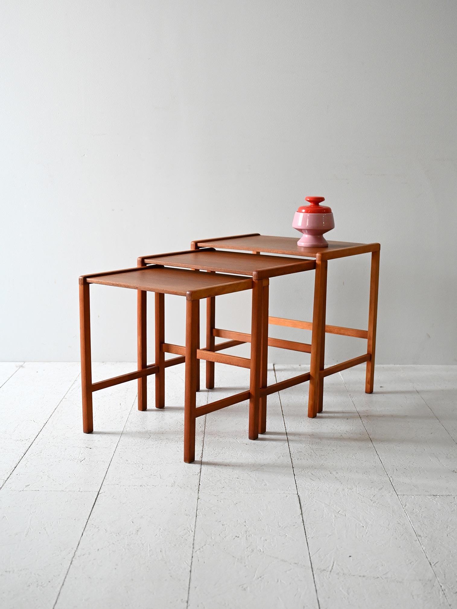 Set di tre tavolini a incastro anni ’50/’60 in teak, con struttura squadrata e proporzioni scalari.

Set di tre tavolini scandinavi vintage originali degli anni ’50/’60, realizzati in teak massello. Ogni tavolino ha piano rettangolare con base