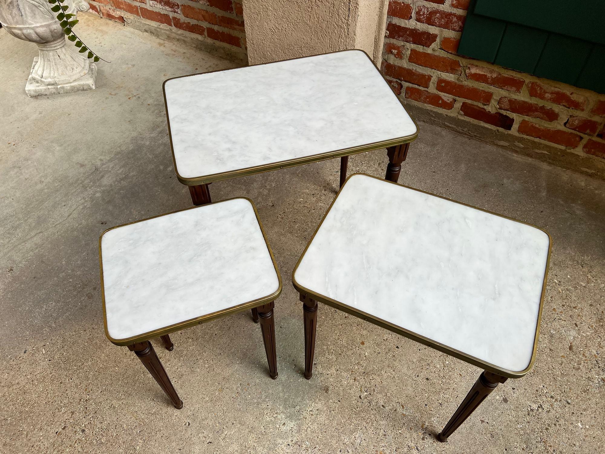 Set 3 Vintage Französischer Schachteltisch WHITE MARBLE Mahagoni Louis XVI Maison Jansen, Louis XVI im Angebot 4
