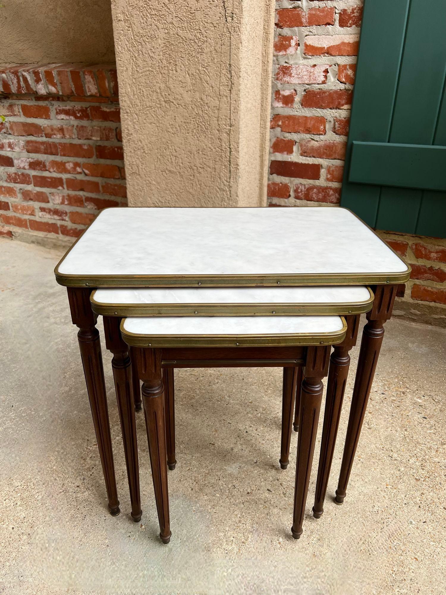 Set 3 Vintage Französischer Schachteltisch WHITE MARBLE Mahagoni Louis XVI Maison Jansen, Louis XVI im Angebot 7
