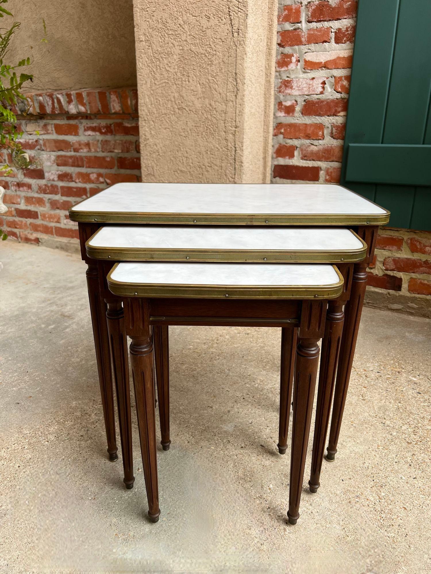 Set 3 Vintage French Nesting Table WHITE MARBLE Mahagoni Louis XVI Maison Jansen.

Direkt aus Frankreich, ein außergewöhnliches Set französischer Vintage-Nesting-Tische, bestehend aus 3 separaten und vollständigen Tischen, jeder mit wunderschönen