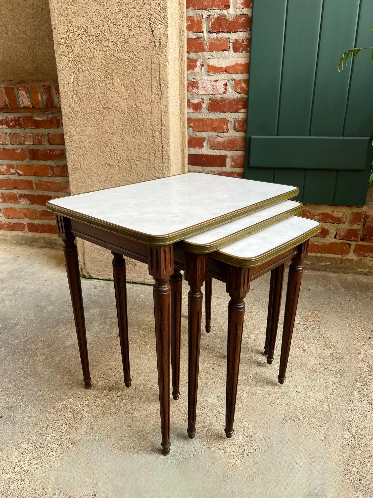 Set 3 Vintage Französischer Schachteltisch WHITE MARBLE Mahagoni Louis XVI Maison Jansen, Louis XVI im Zustand „Gut“ im Angebot in Shreveport, LA