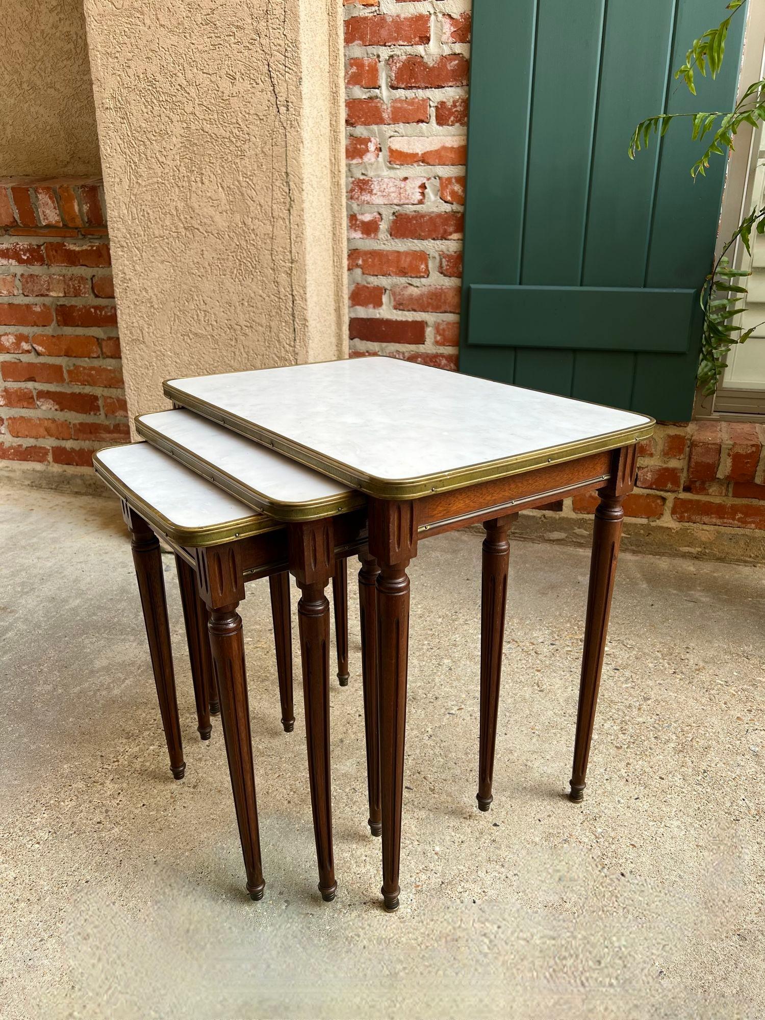 Set 3 Vintage Französischer Schachteltisch WHITE MARBLE Mahagoni Louis XVI Maison Jansen, Louis XVI (Mitte des 20. Jahrhunderts) im Angebot