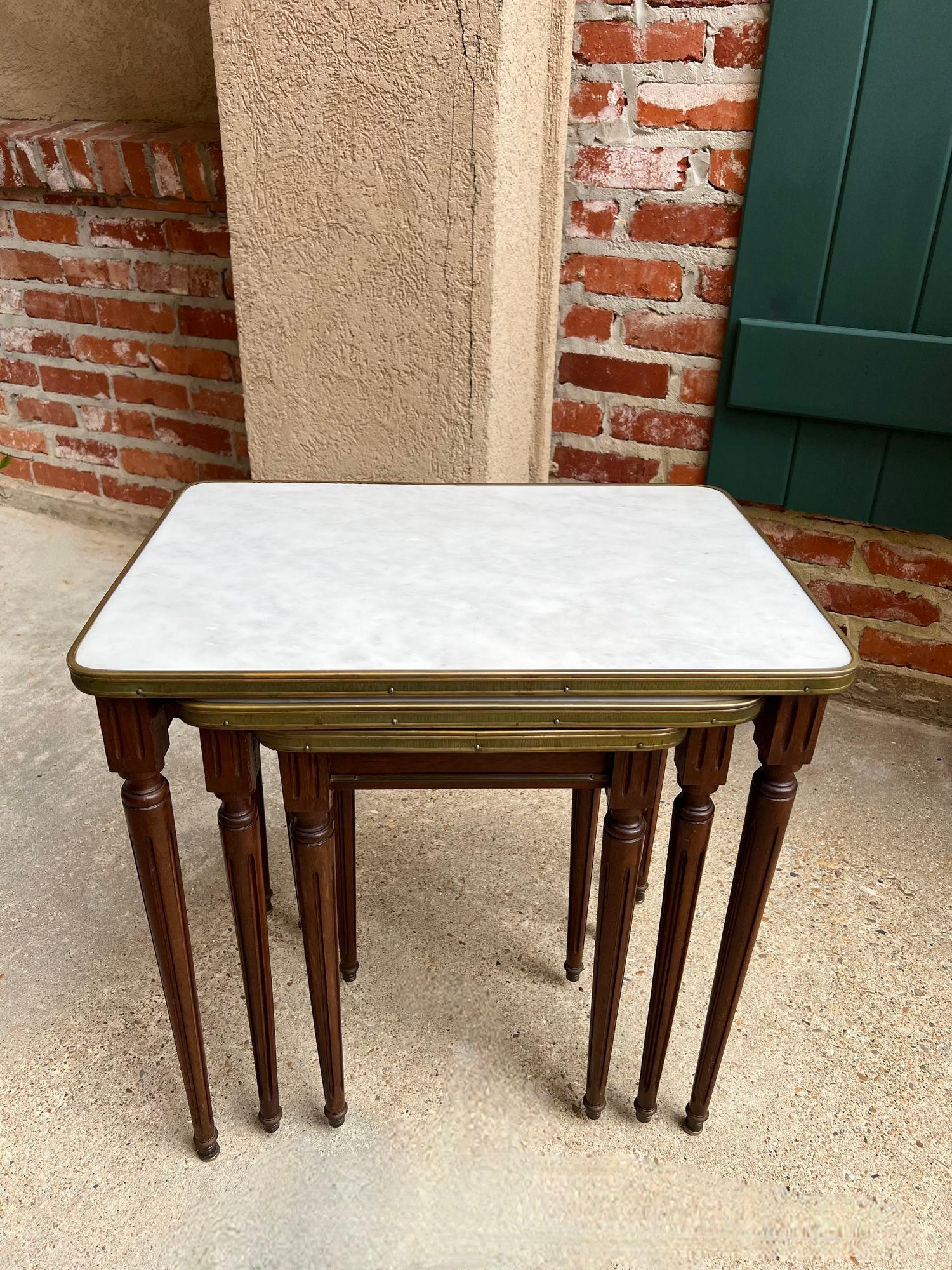 Set 3 Vintage Französischer Schachteltisch WHITE MARBLE Mahagoni Louis XVI Maison Jansen, Louis XVI (Messing) im Angebot