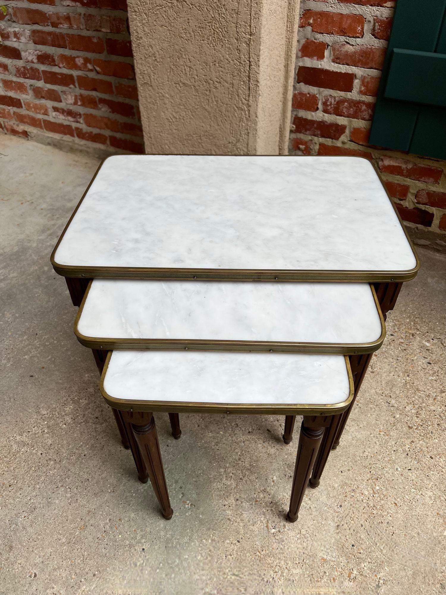 Set 3 Vintage Französischer Schachteltisch WHITE MARBLE Mahagoni Louis XVI Maison Jansen, Louis XVI im Angebot 3