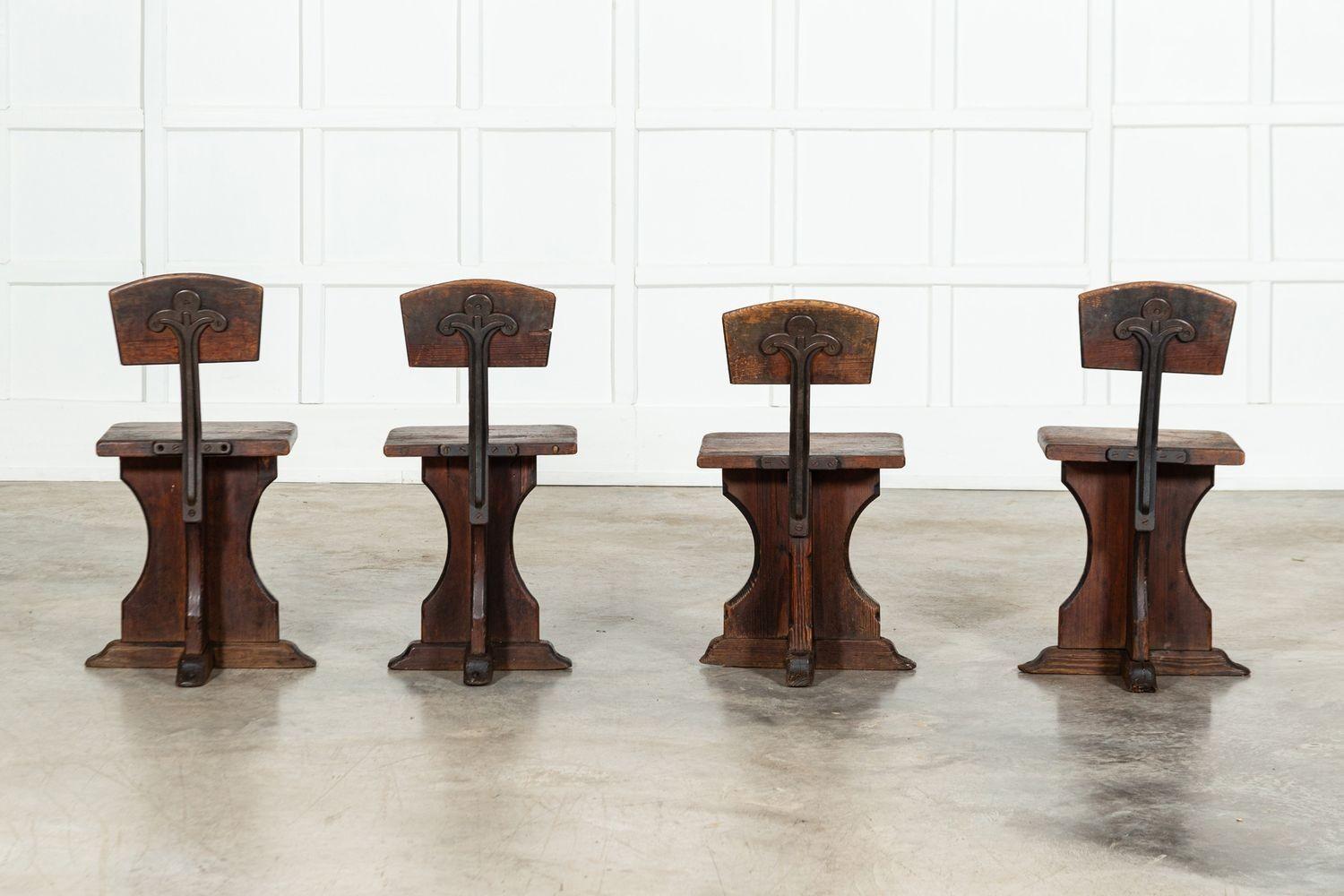 Set di 4 sedie ecclesiastiche inglesi in pino del XIX secolo in vendita 7