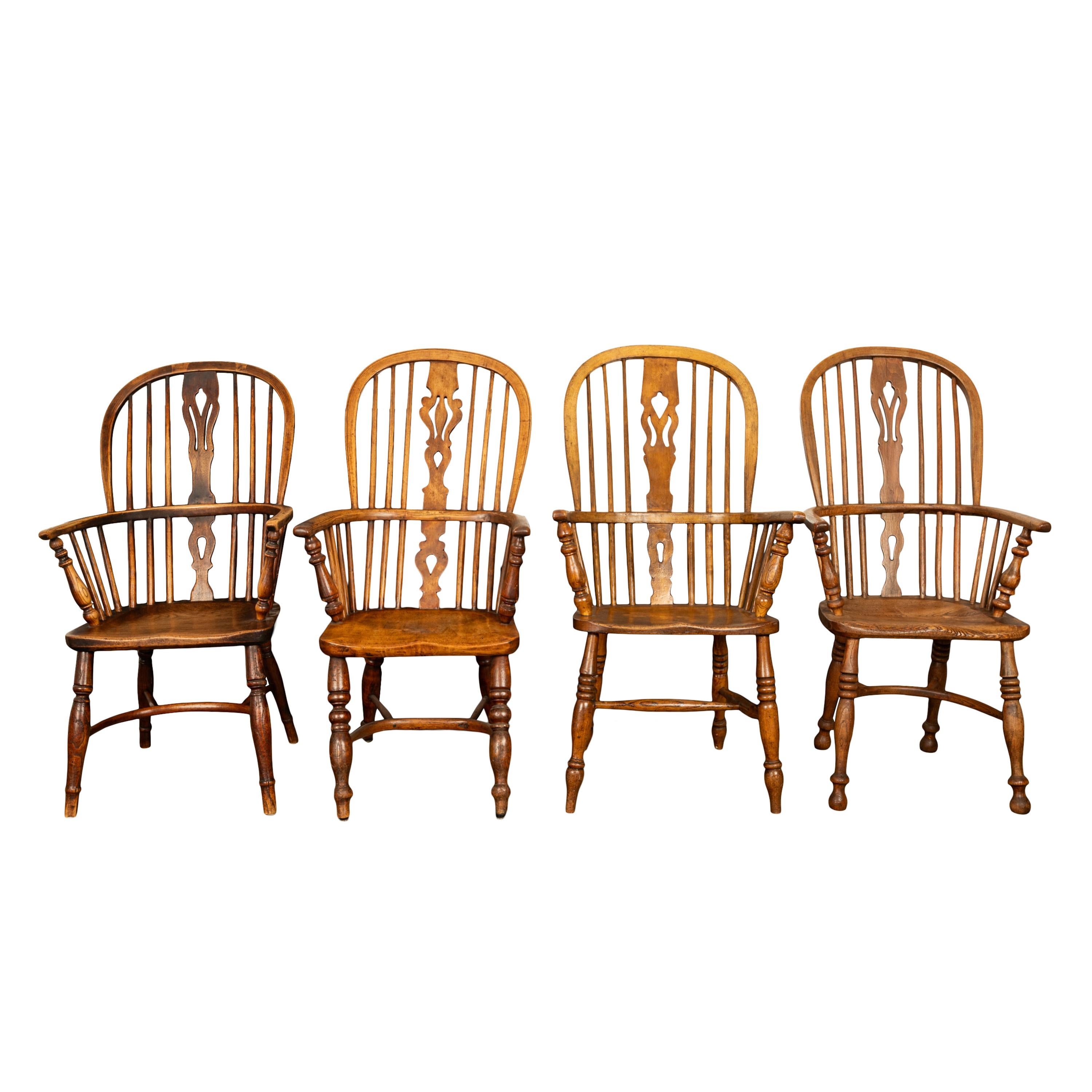 Très bel ensemble de 4 fauteuils Windsor en frêne et orme, vers 1840.
Cet ensemble arlequin de quatre chaises Windsor provient de la région du Buckinghamshire. Le dossier en arceau, les fuseaux, les pieds et les brancards sont en frêne et les sièges