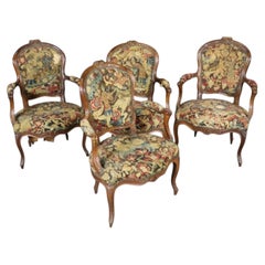 Set di 4 fantastiche sedie da sala in stile Luigi XV con ricamo a punto croce