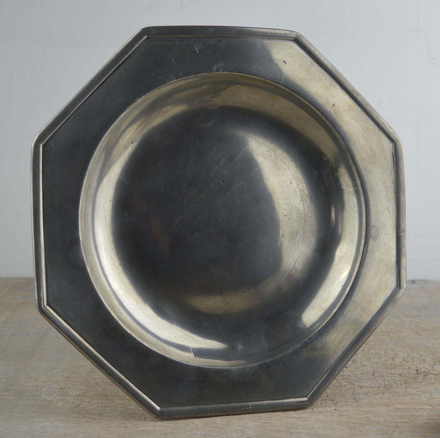 Set 4 Antique Octagonal Polished Pewter Plates, English, 18th Century In Good Condition In St Annes, Lancashire