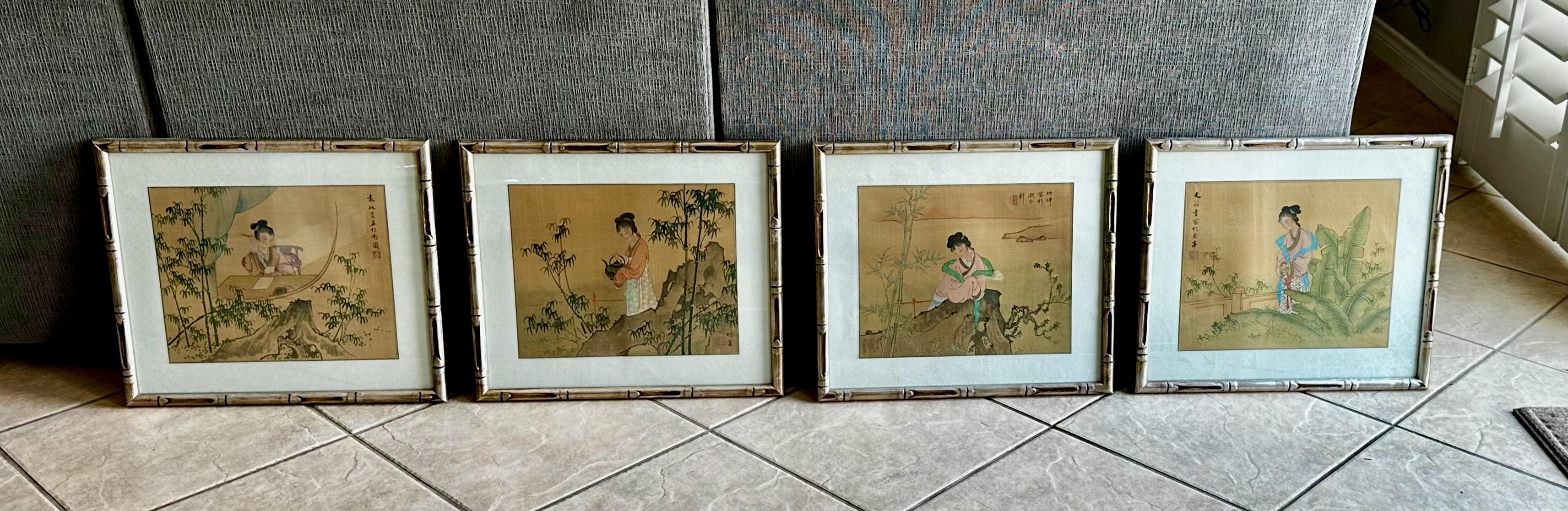 Conjunto de 4 cuadros asiáticos de seda que representan elegantes damas vestidas con túnicas en un entorno al aire libre con árboles y follaje. Bellamente montados en marcos de bambú de imitación de madera dorada plateada. Cada una con inscripción