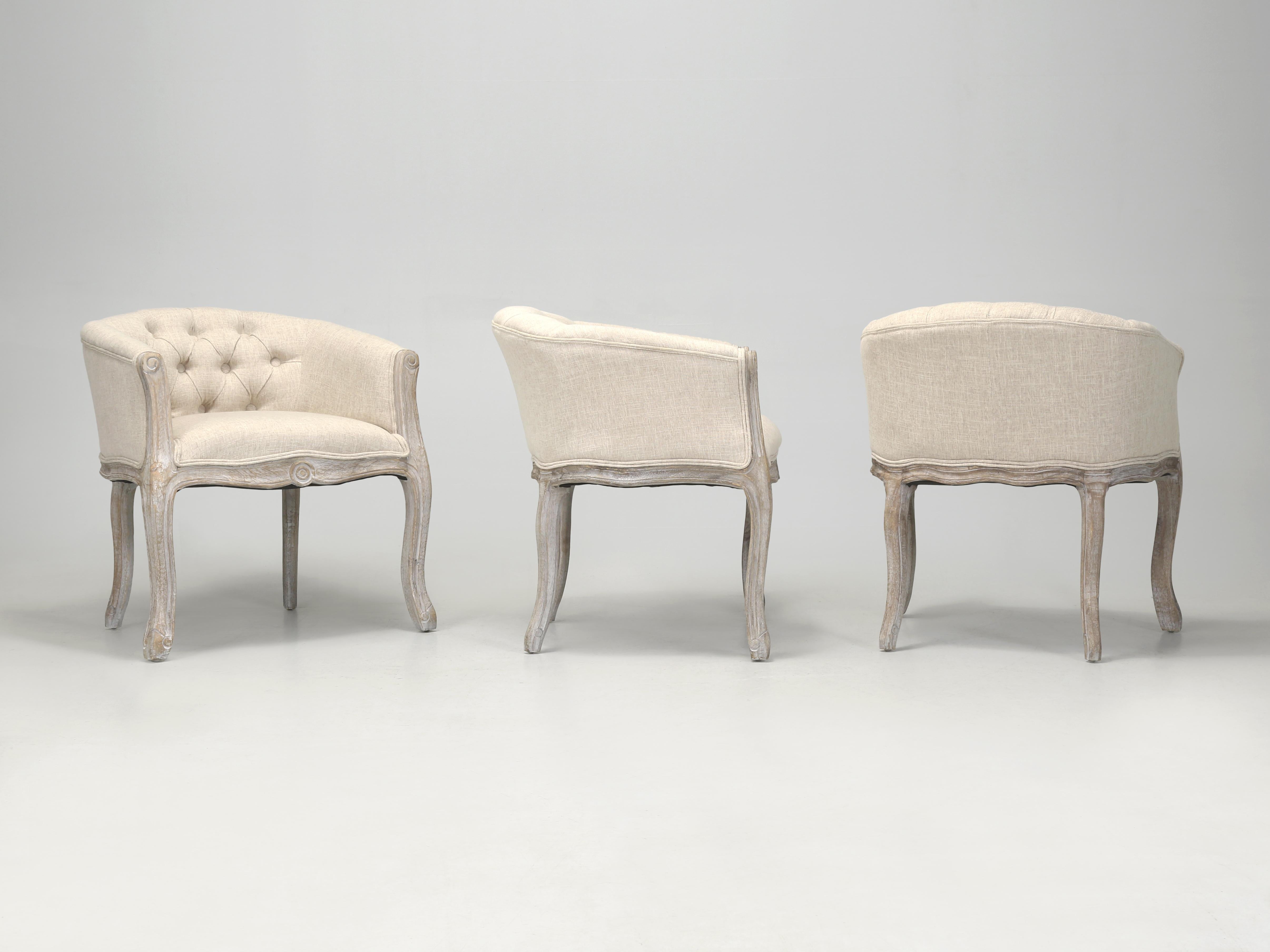 Ensemble de (4) chaises de salon à dossier bas et à dossier barrelback avec coussins de siège touffus. Ils ne sont pas particulièrement anciens, mais ils sont raisonnablement confortables et leur bois présente une belle finition cérusée. On peut