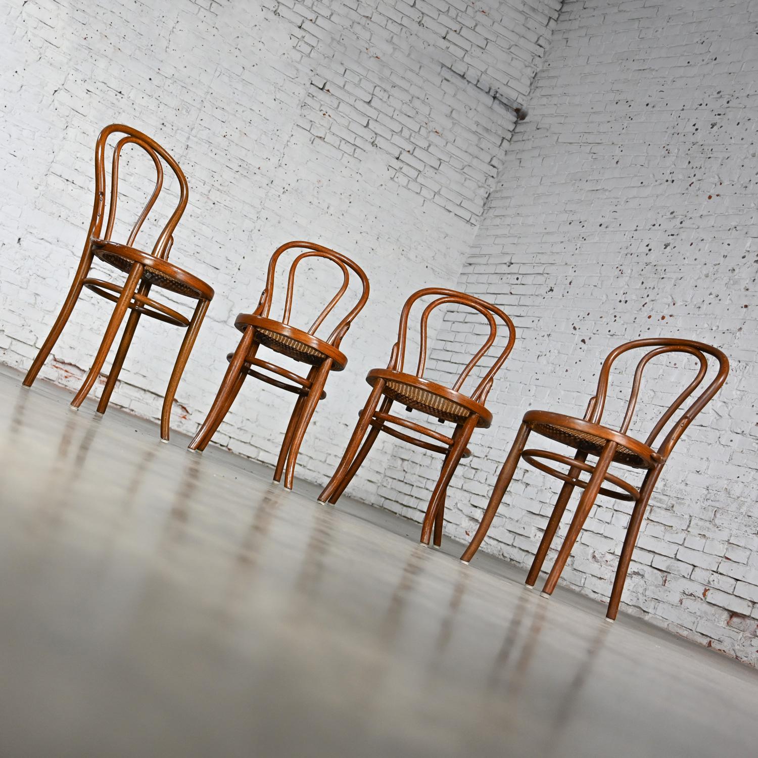 Ensemble de 4 chaises de café #18 de style Bauhaus par Thonet Structure en bois breton et sièges cannés à la main 4