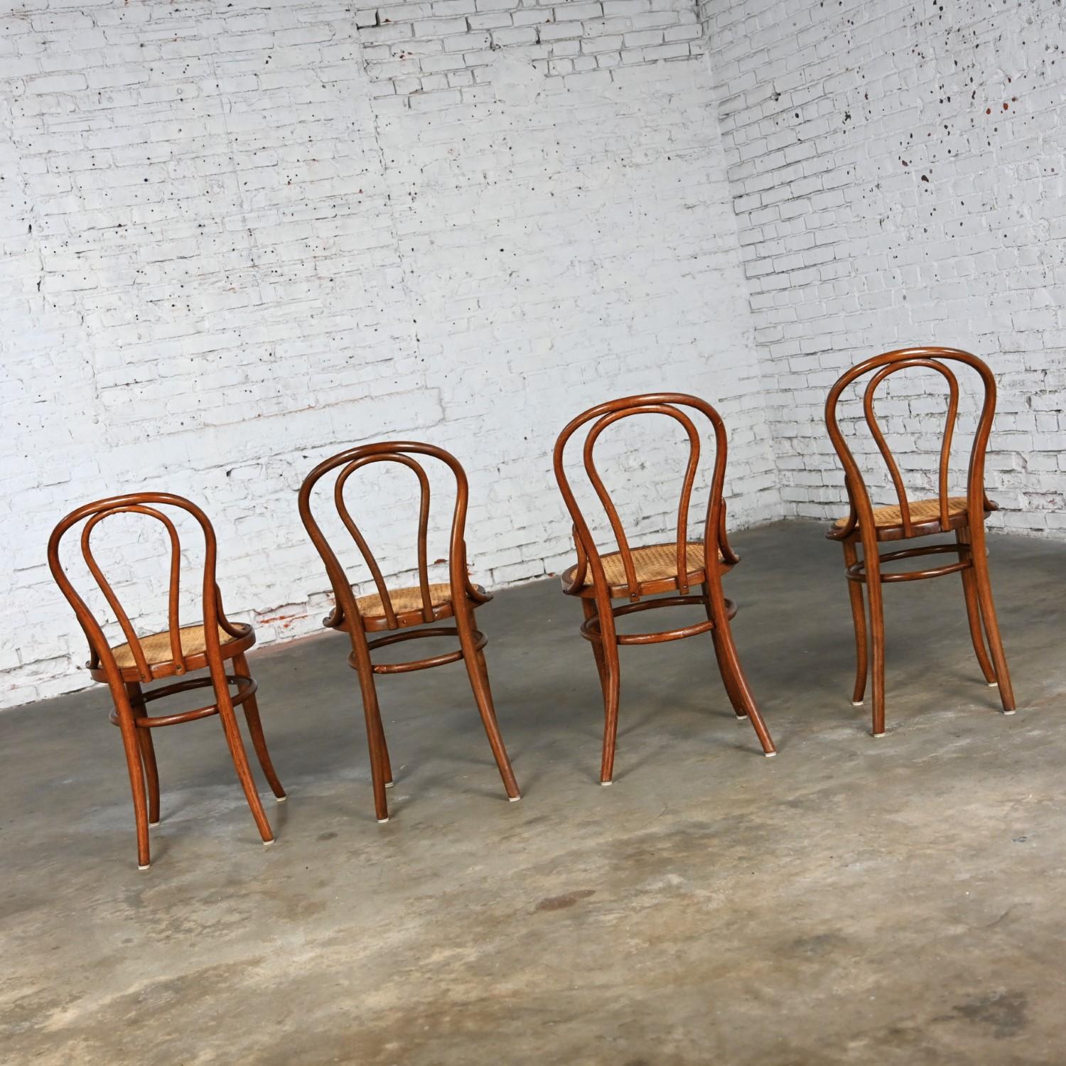 Ensemble de 4 chaises de café #18 de style Bauhaus par Thonet Structure en bois breton et sièges cannés à la main 5