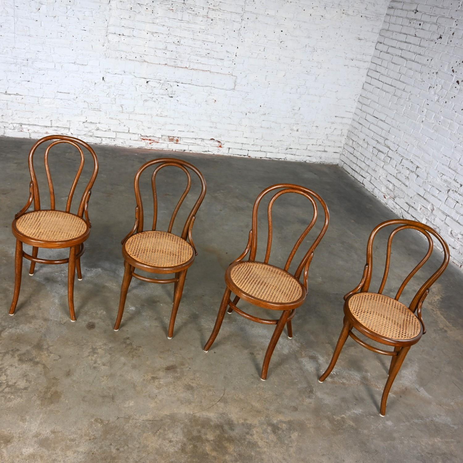 Ensemble de 4 chaises de café #18 de style Bauhaus par Thonet Structure en bois breton et sièges cannés à la main 6