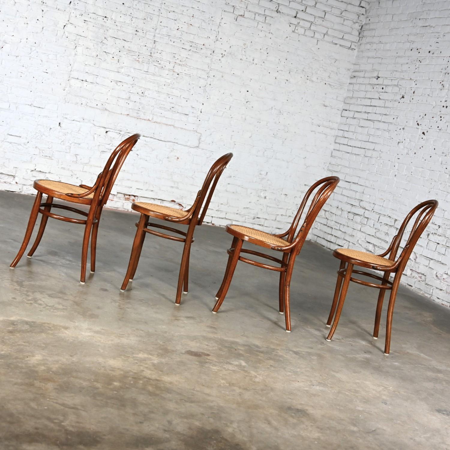 Ensemble de 4 chaises de café #18 de style Bauhaus par Thonet Structure en bois breton et sièges cannés à la main 8