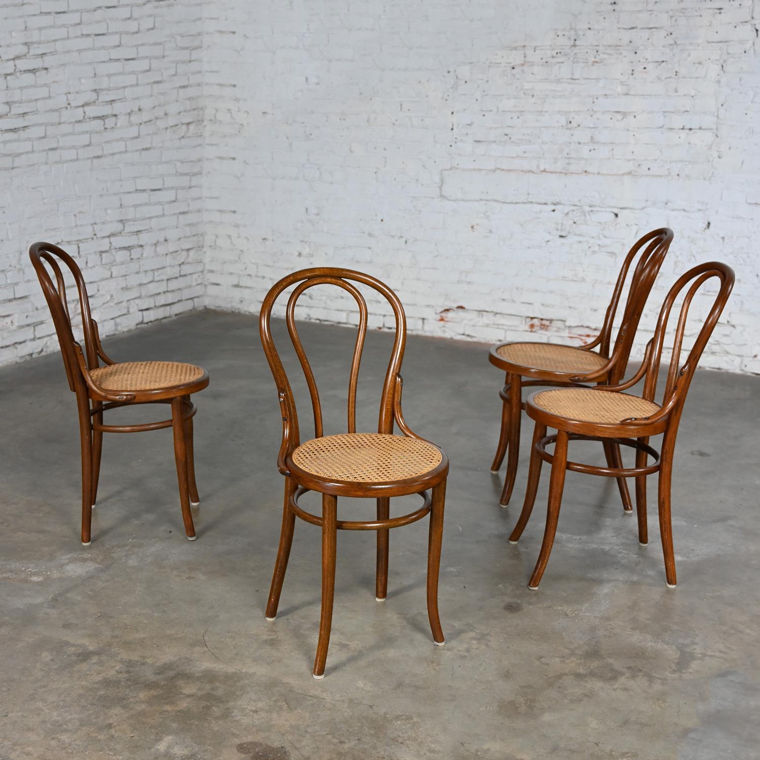 Ensemble de 4 chaises de café #18 de style Bauhaus par Thonet Structure en bois breton et sièges cannés à la main 14