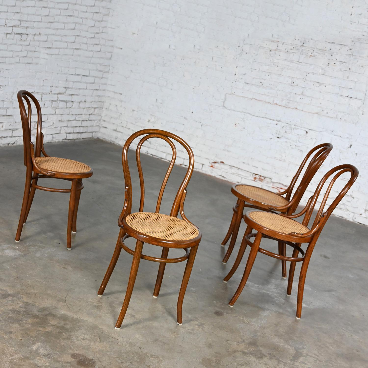 Autrichien Ensemble de 4 chaises de café #18 de style Bauhaus par Thonet Structure en bois breton et sièges cannés à la main