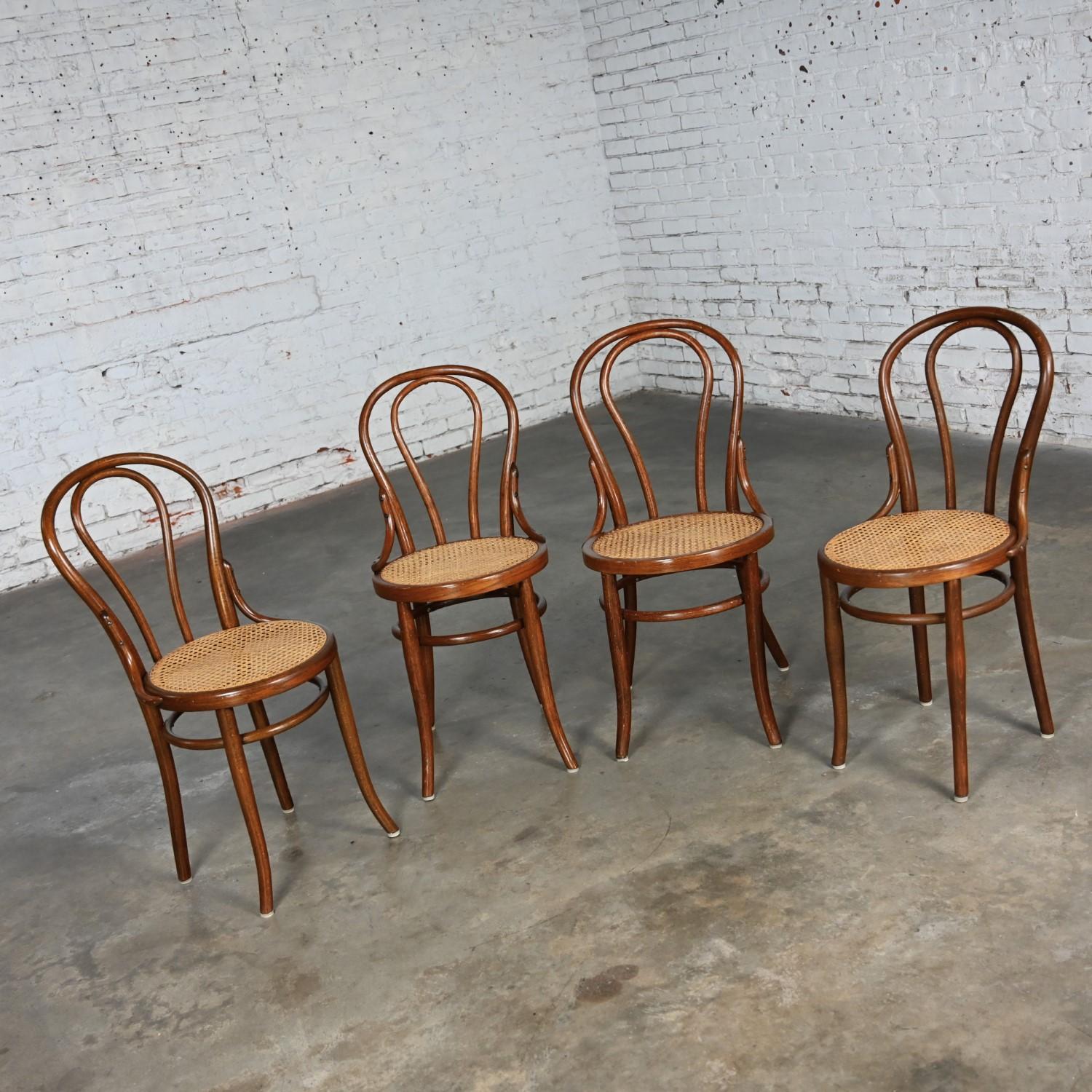 Chêne Ensemble de 4 chaises de café #18 de style Bauhaus par Thonet Structure en bois breton et sièges cannés à la main