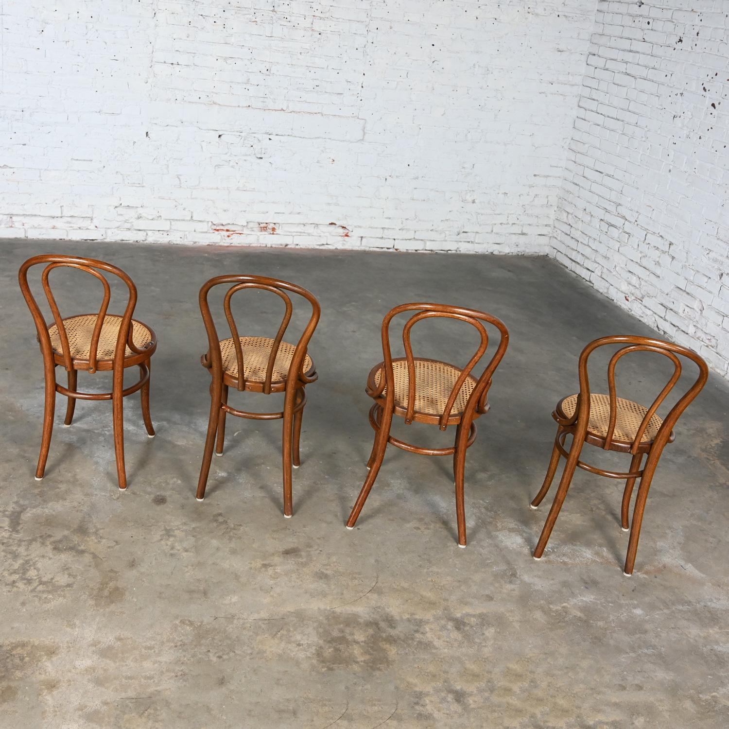 Ensemble de 4 chaises de café #18 de style Bauhaus par Thonet Structure en bois breton et sièges cannés à la main 1