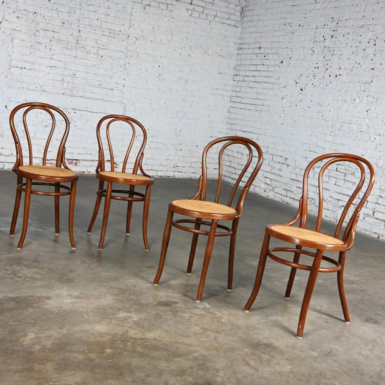Ensemble de 4 chaises de café #18 de style Bauhaus par Thonet Structure en bois breton et sièges cannés à la main 3