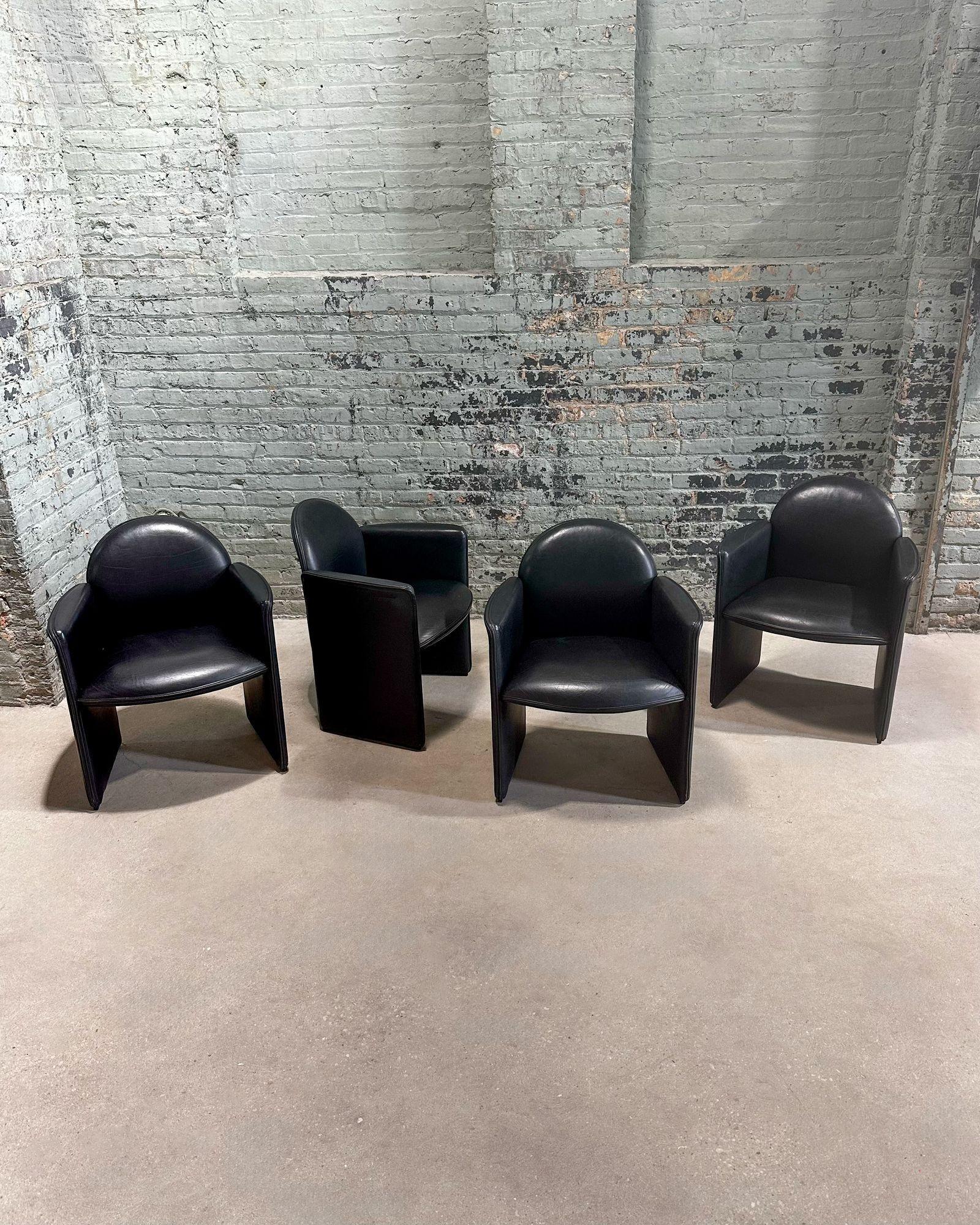 Postmoderne Ensemble de 4 chaises italiennes en cuir noir, Italie 1980 en vente
