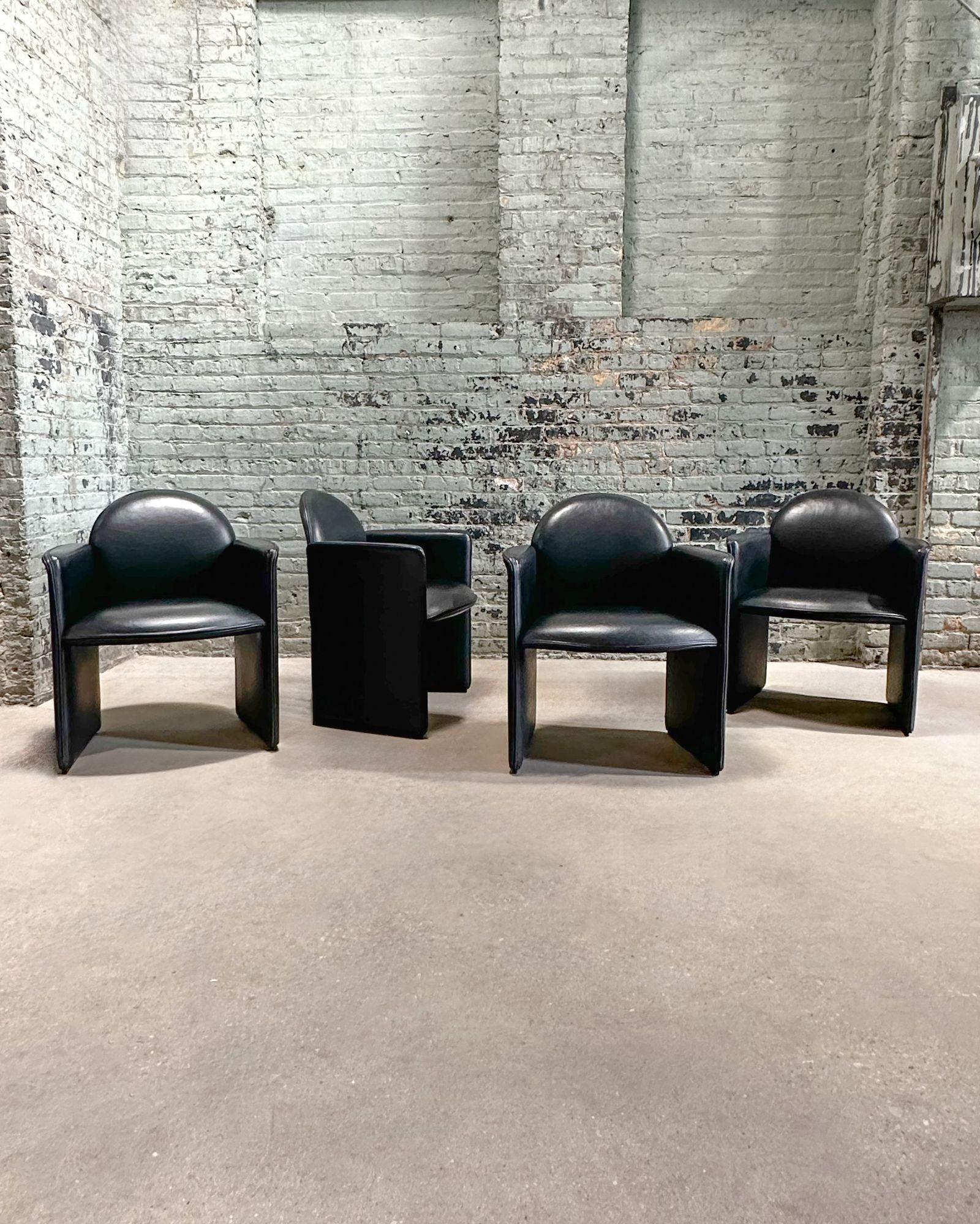 Ensemble de 4 chaises italiennes en cuir noir, Italie 1980 Bon état - En vente à Chicago, IL