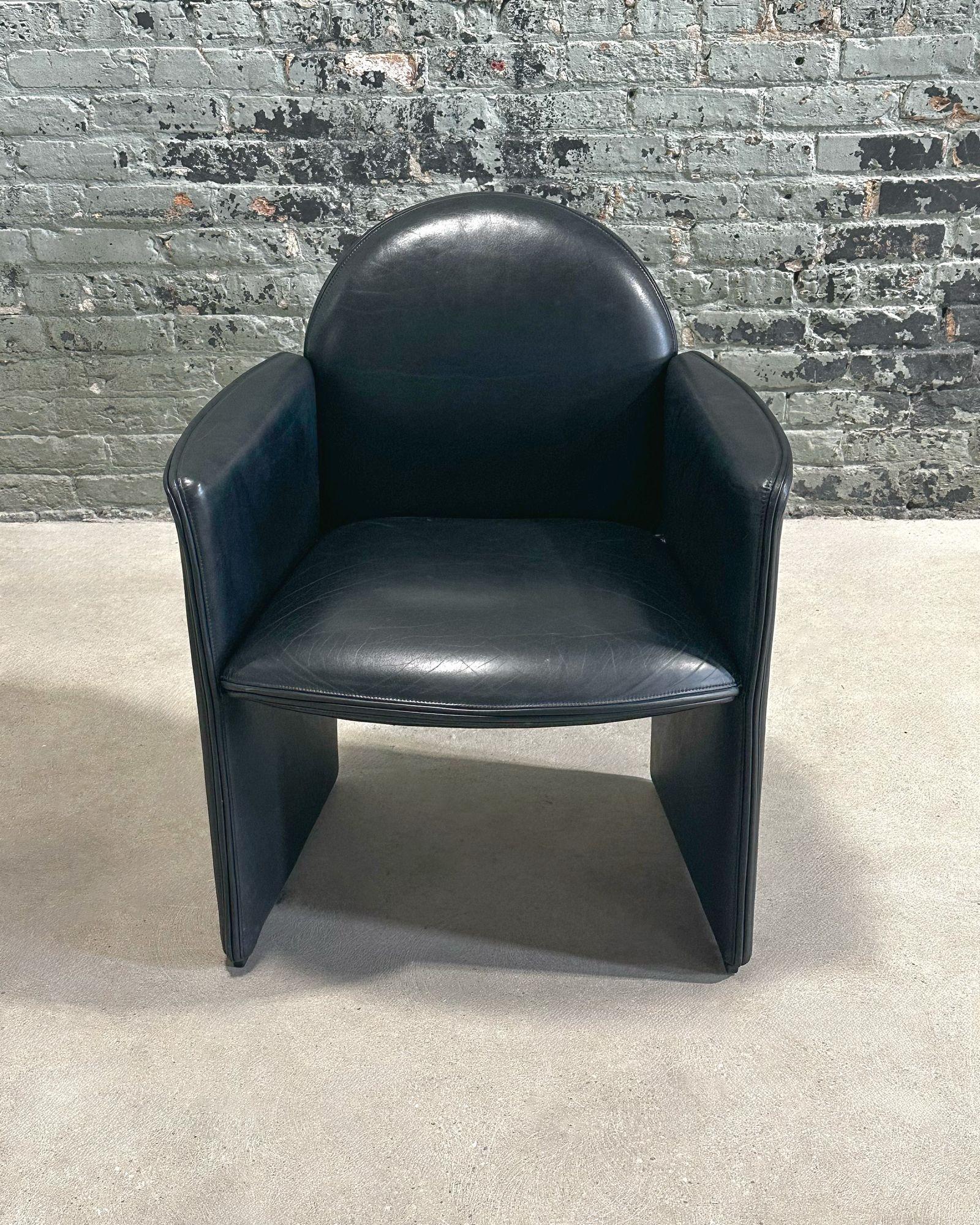 Ensemble de 4 chaises italiennes en cuir noir, Italie 1980 en vente 2