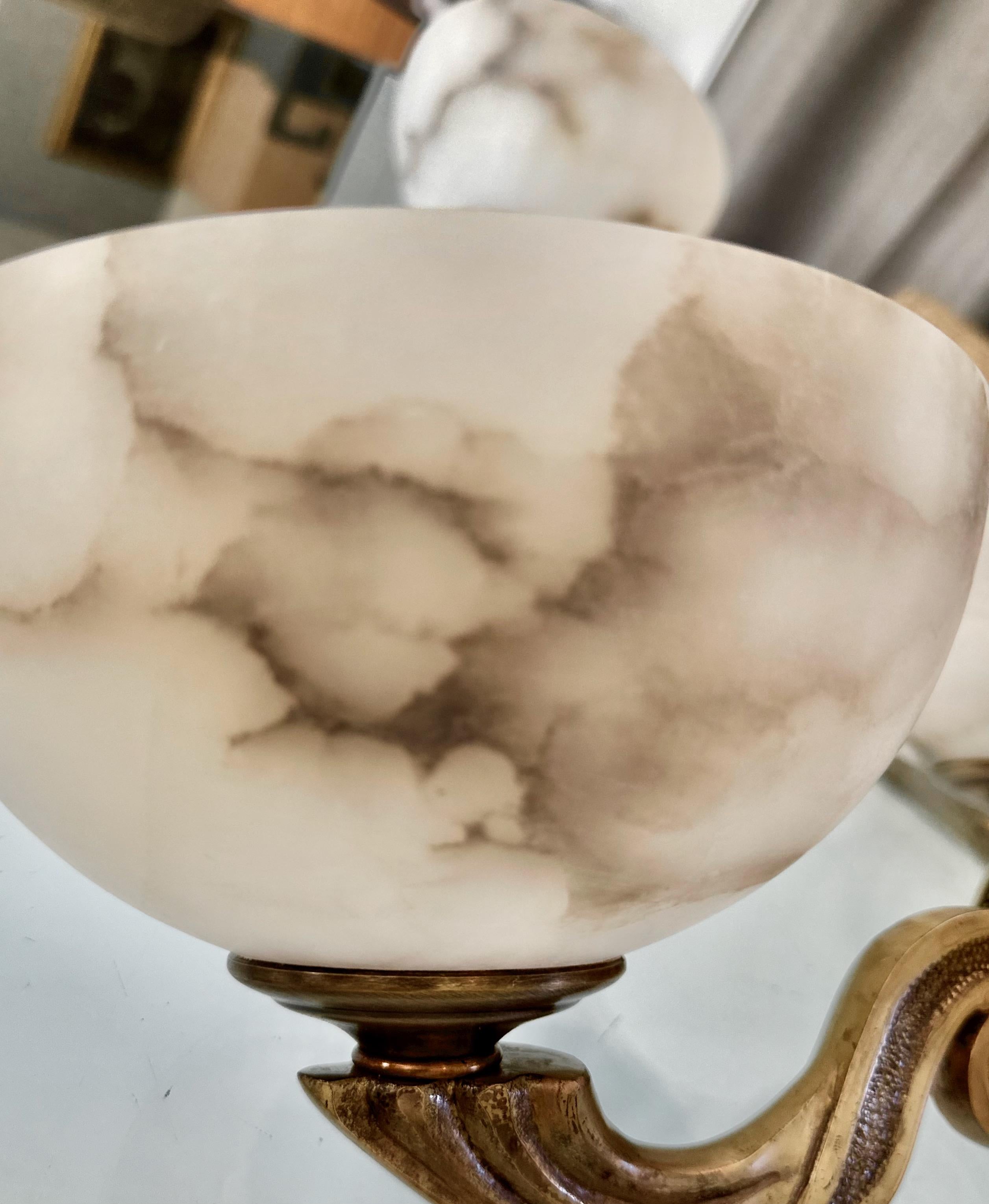 Set di 4 lampade da parete in stile francese in ottone e alabastro in vendita 7