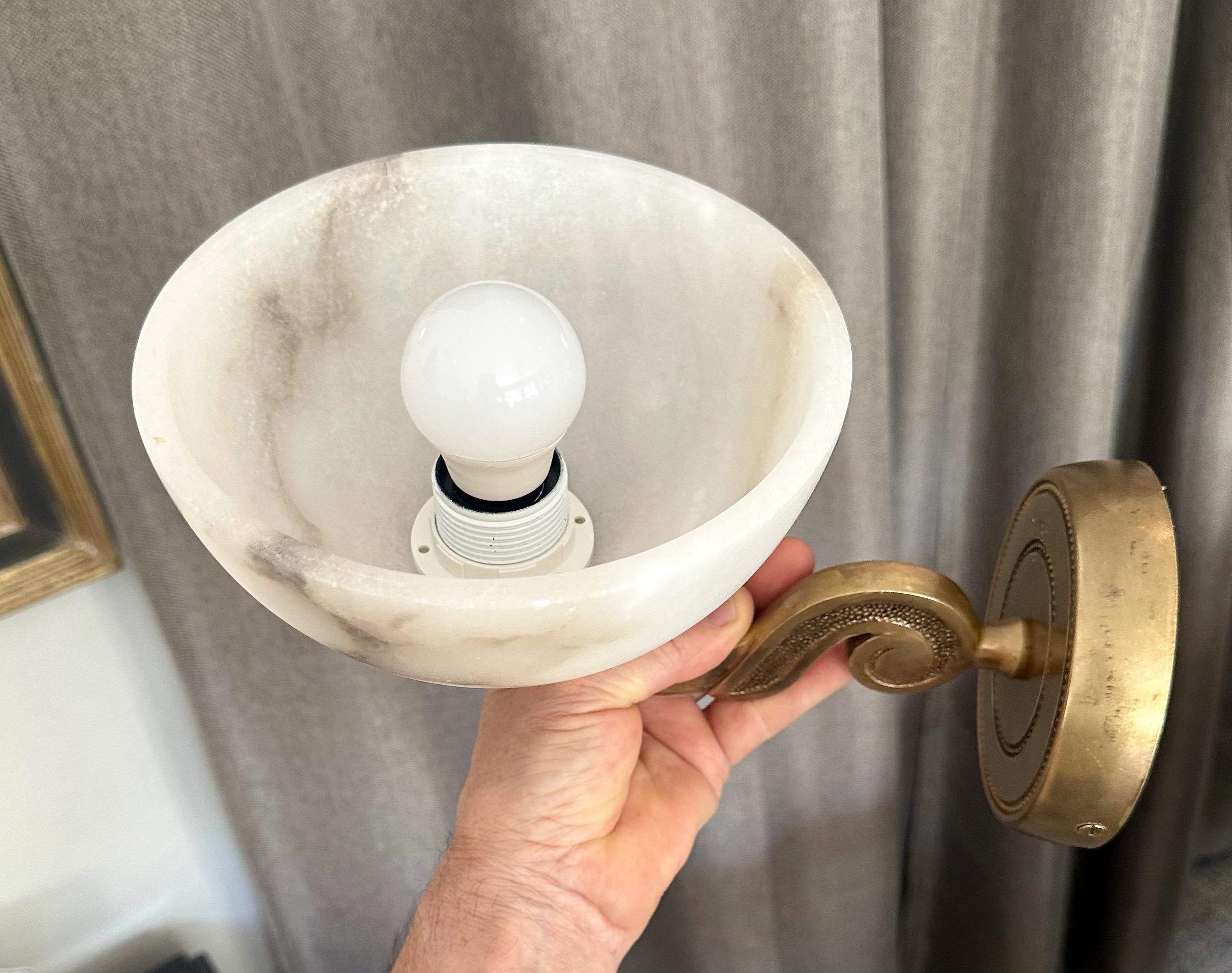 Set di 4 lampade da parete in stile francese in ottone e alabastro in vendita 11
