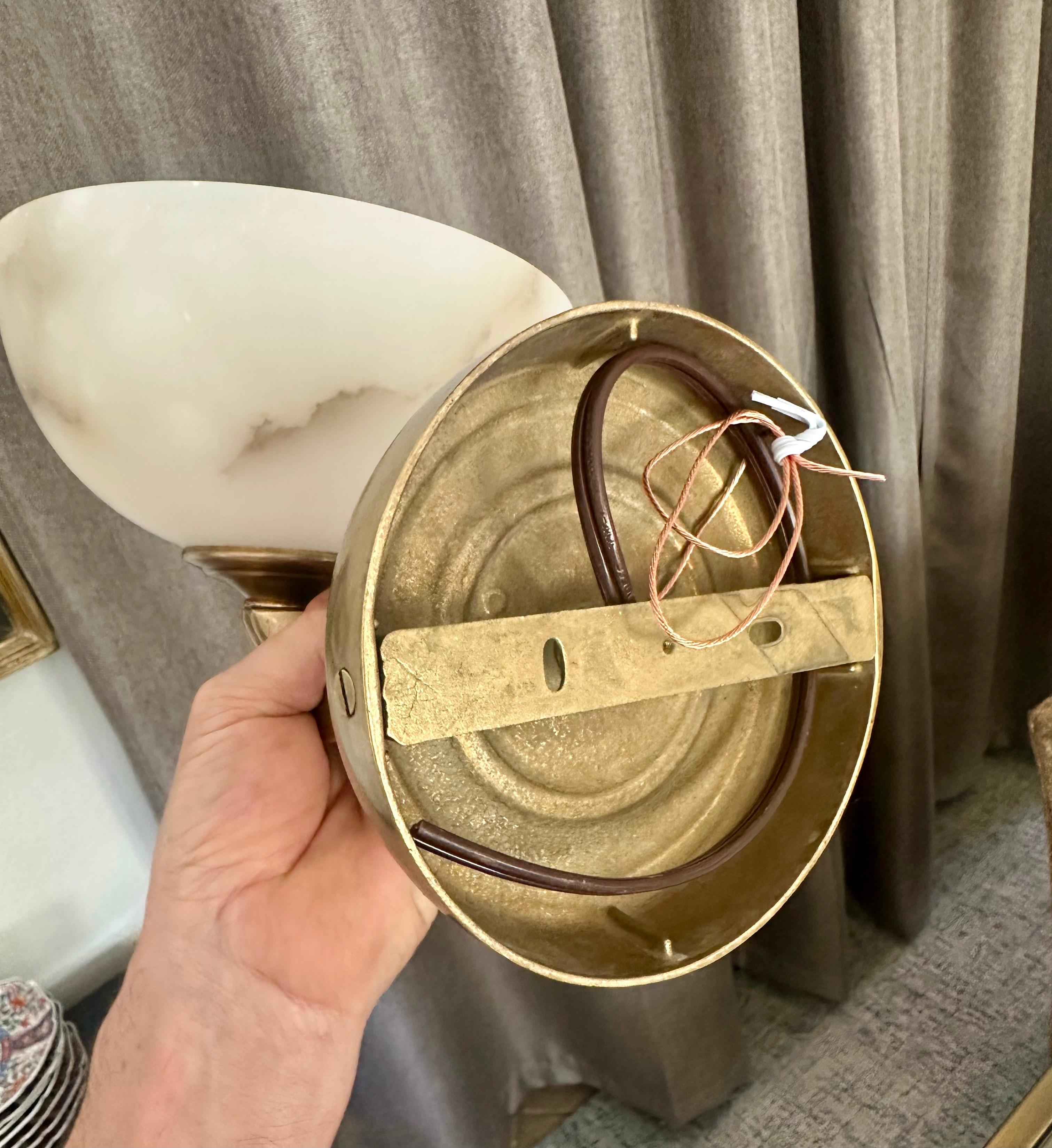 Set di 4 lampade da parete in stile francese in ottone e alabastro in vendita 12