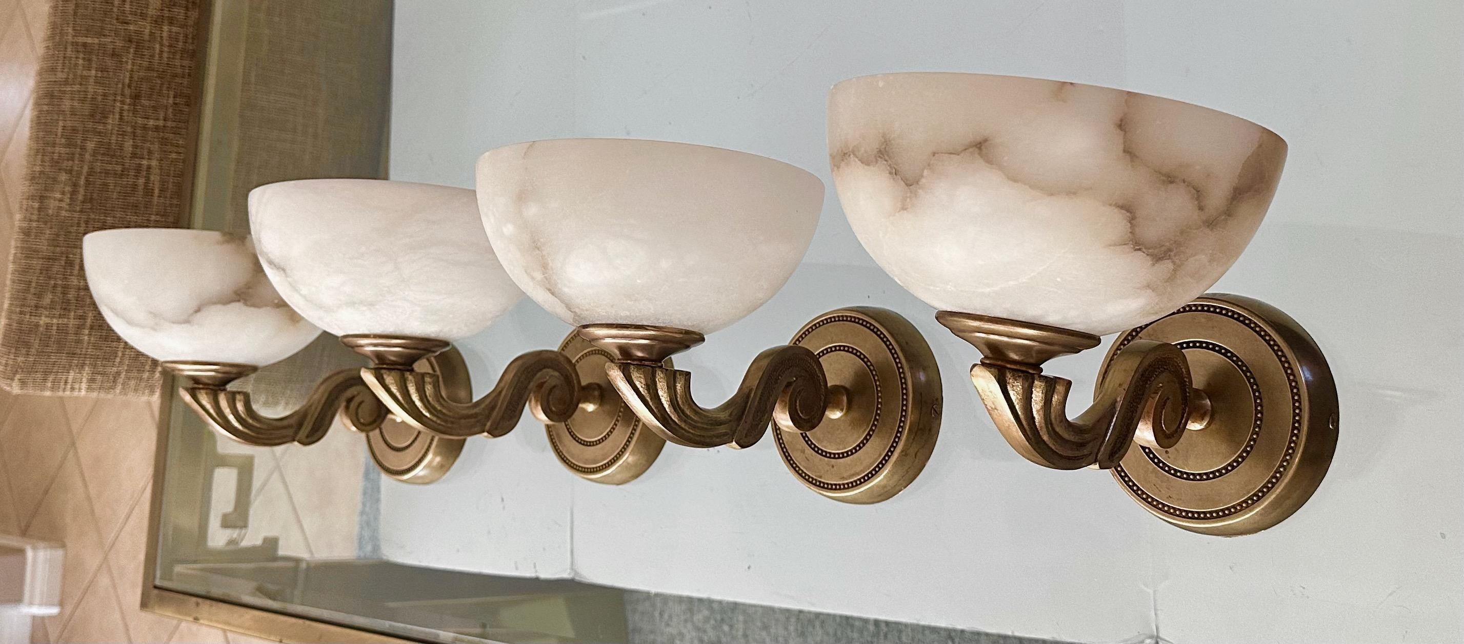 Set di 4 (quattro) applique in ottone in stile francese con paralumi a globo in alabastro. Cablati di recente per l'installazione negli Stati Uniti con nuove prese, ciascuno utilizza una singola lampadina con base A. Diametro della ciotola di