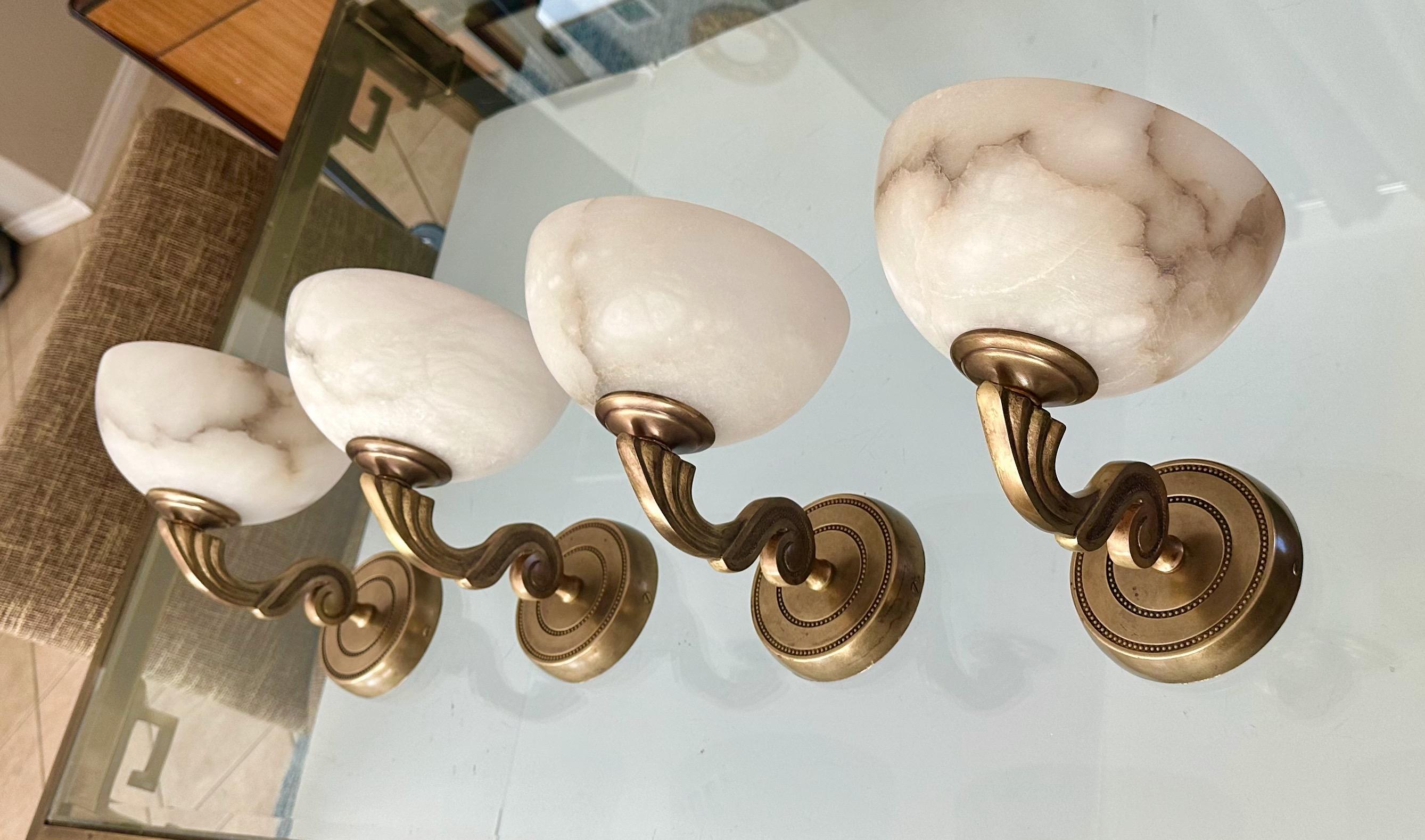 Europeo Set di 4 lampade da parete in stile francese in ottone e alabastro in vendita