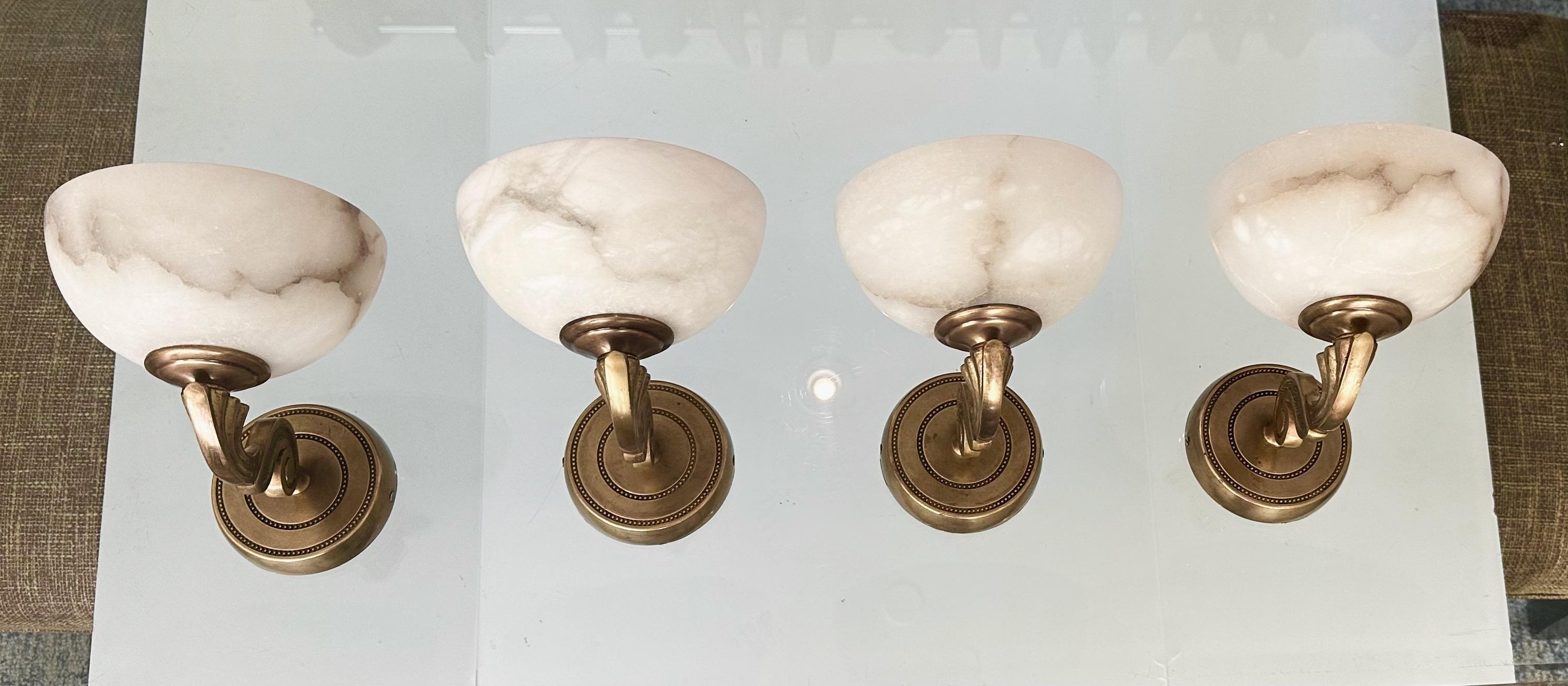 Set di 4 lampade da parete in stile francese in ottone e alabastro In condizioni buone in vendita a Palm Springs, CA