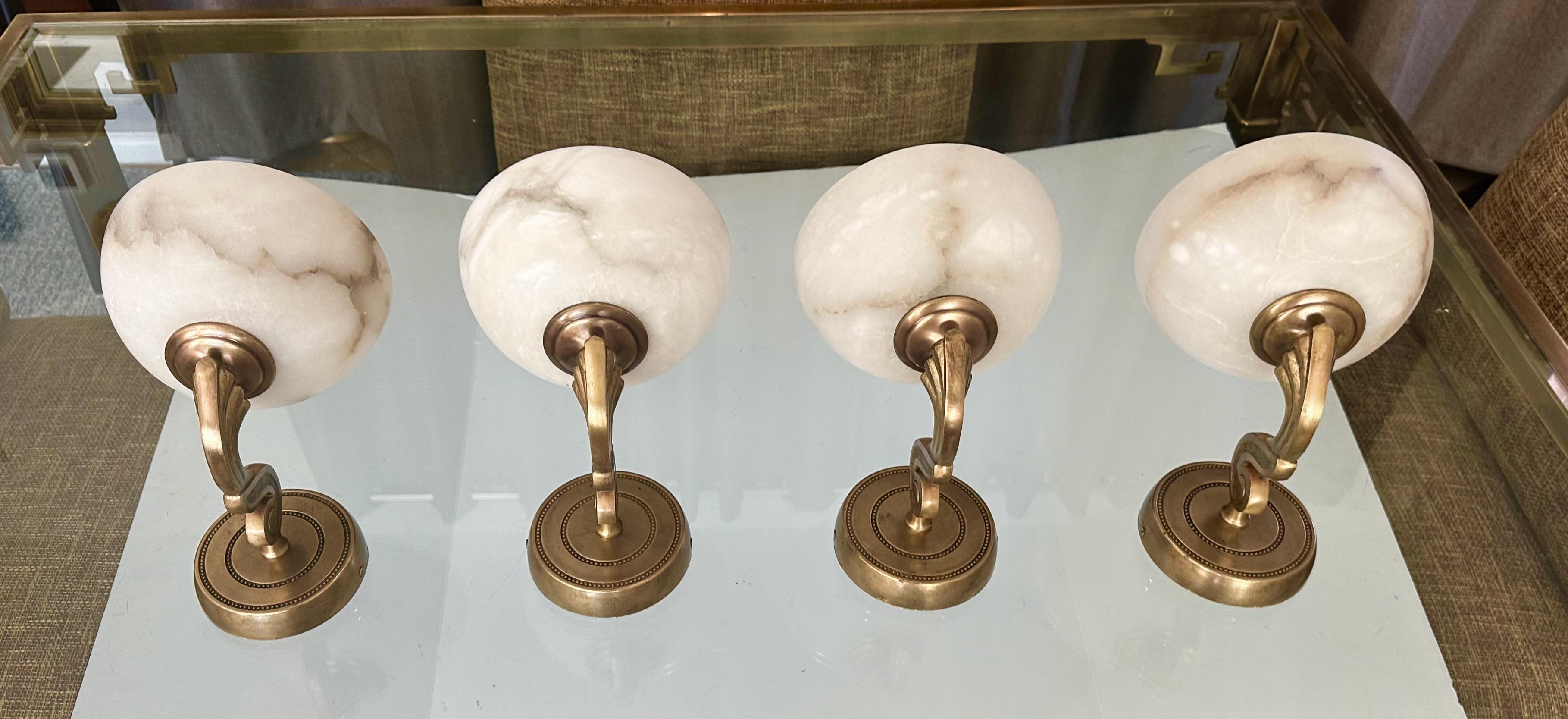 Metà XX secolo Set di 4 lampade da parete in stile francese in ottone e alabastro in vendita