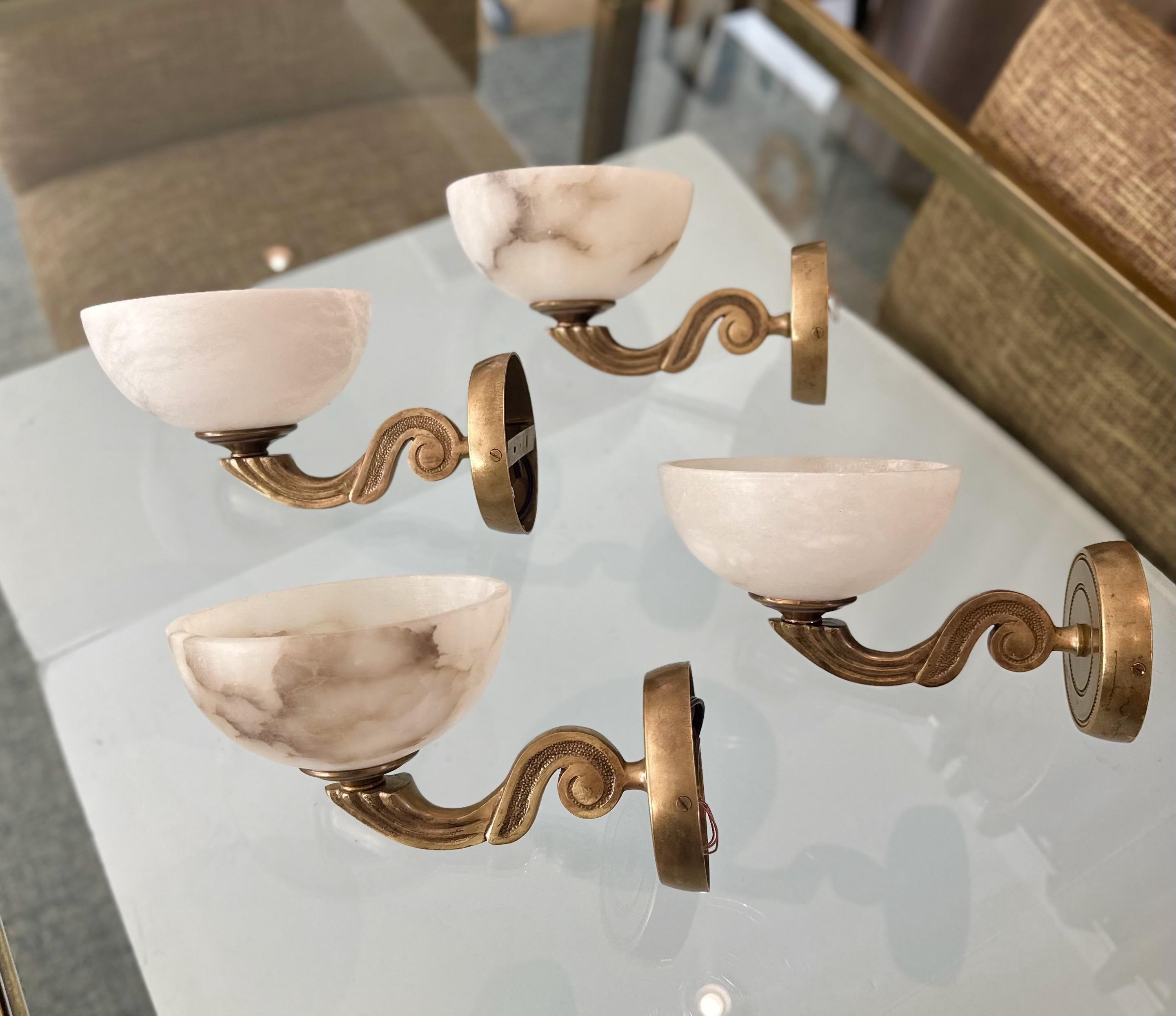 Ottone Set di 4 lampade da parete in stile francese in ottone e alabastro in vendita