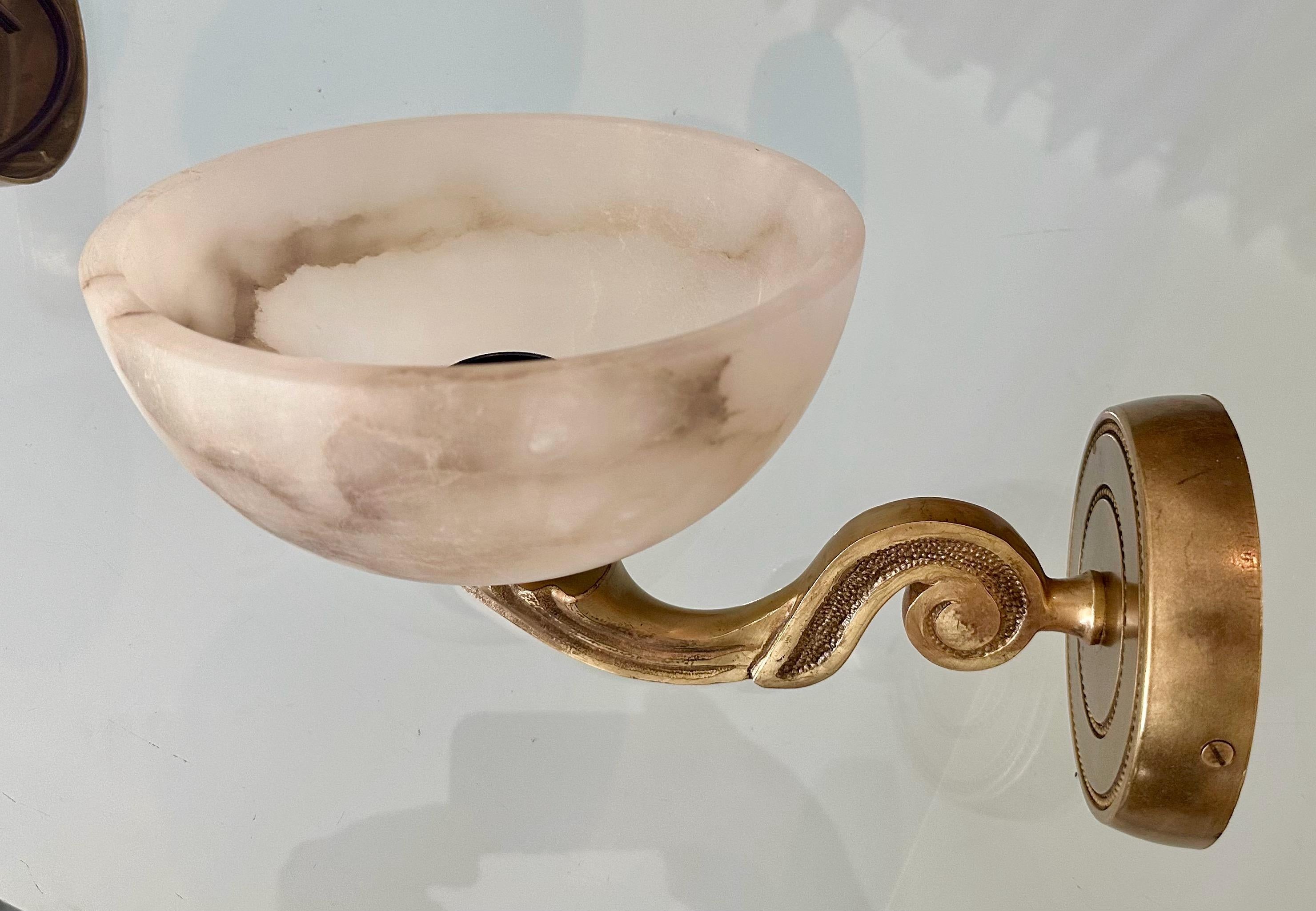 Set di 4 lampade da parete in stile francese in ottone e alabastro in vendita 1